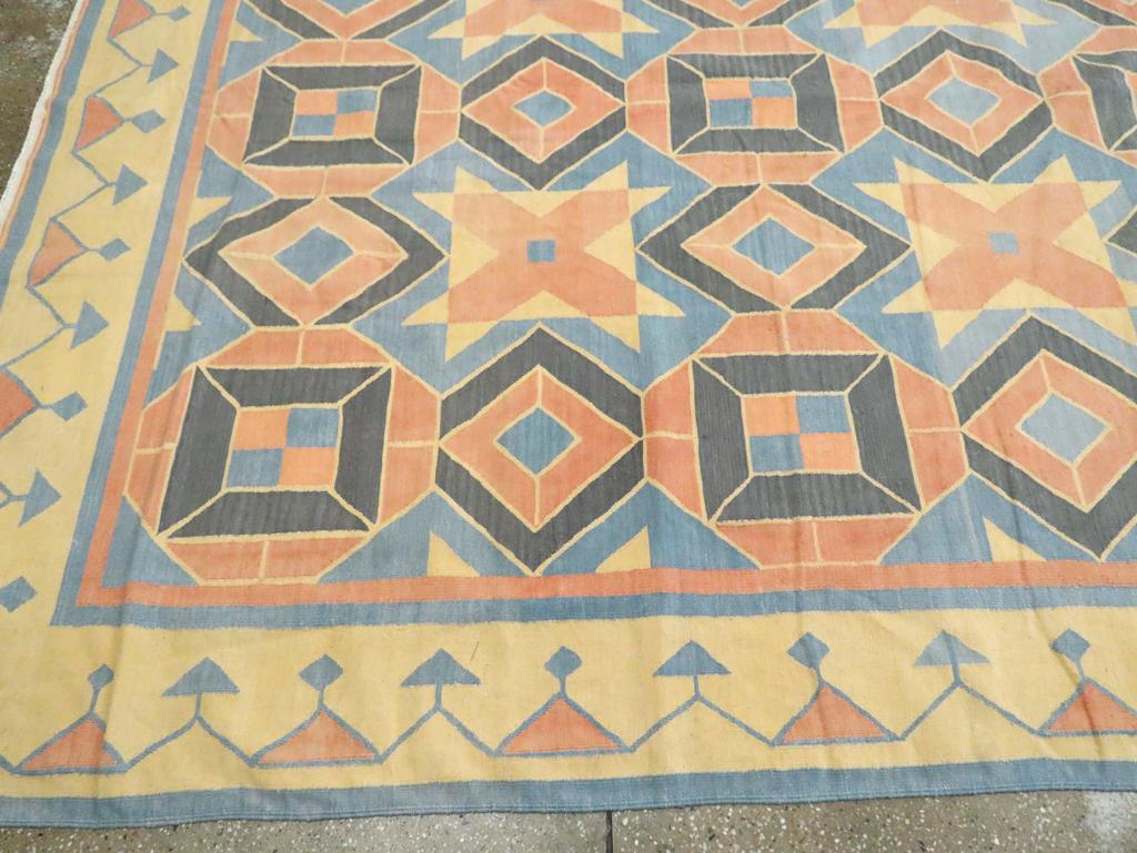 Tessuto a mano Tappeto indiano a trama piatta Dhurrie di grandi dimensioni della metà del XX secolo, ROOMS in vendita