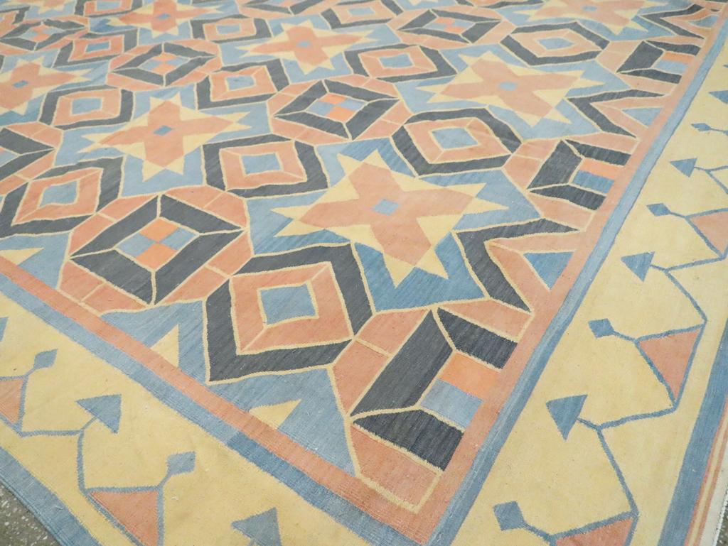 Tappeto indiano a trama piatta Dhurrie di grandi dimensioni della metà del XX secolo, ROOMS In condizioni ottime in vendita a New York, NY