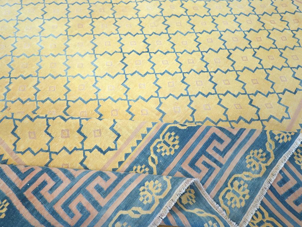 Indischer Flachgewebe Dhurrie-Teppich in Zimmergröße aus der Mitte des 20. Jahrhunderts im Angebot 1