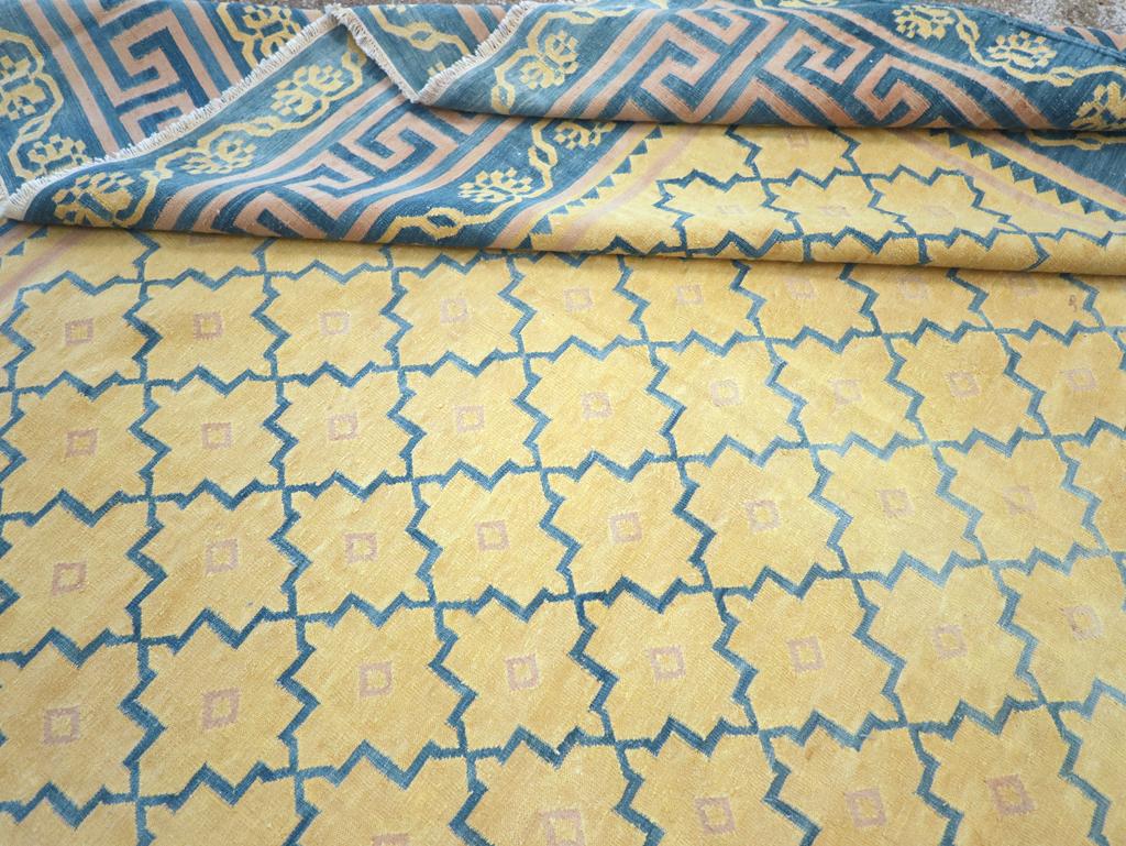 Indischer Flachgewebe Dhurrie-Teppich in Zimmergröße aus der Mitte des 20. Jahrhunderts im Angebot 2