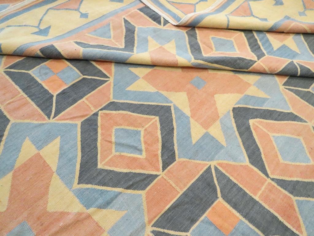 Tappeto indiano a trama piatta Dhurrie di grandi dimensioni della metà del XX secolo, ROOMS in vendita 1