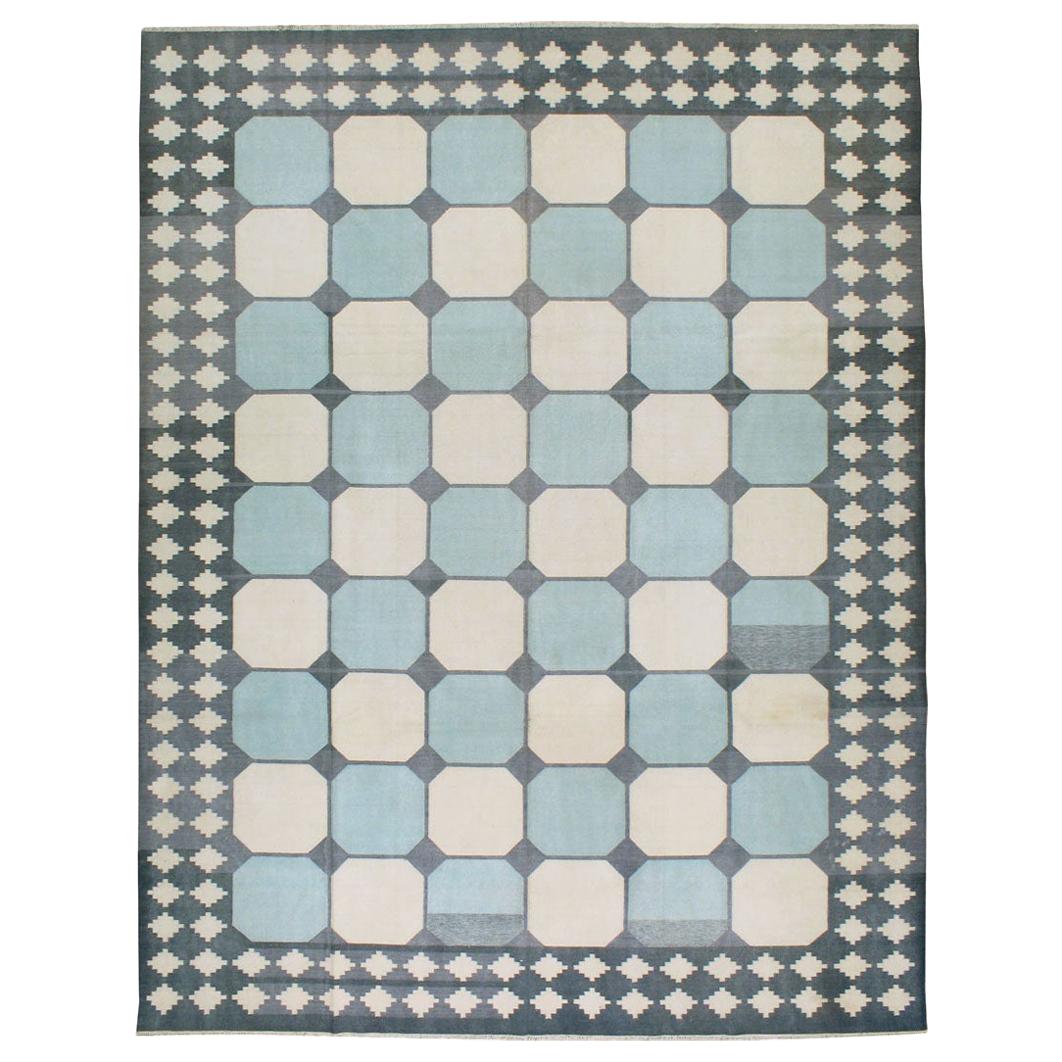 Tapis Dhurrie indien du milieu du 20e siècle à tissage plat de taille normale en gris, bleu, crème