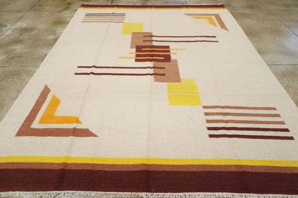Dieser indische Flachgewebe-Dhurrie-Teppich aus der Mitte des 20. Jahrhunderts mit den Maßen 8' 10