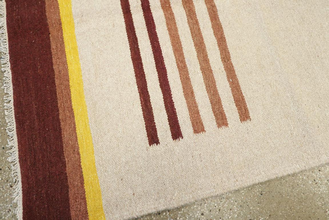 Indischer Flachgewebe Dhurrie-Teppich in Zimmergröße aus der Mitte des 20. Jahrhunderts (Wolle) im Angebot