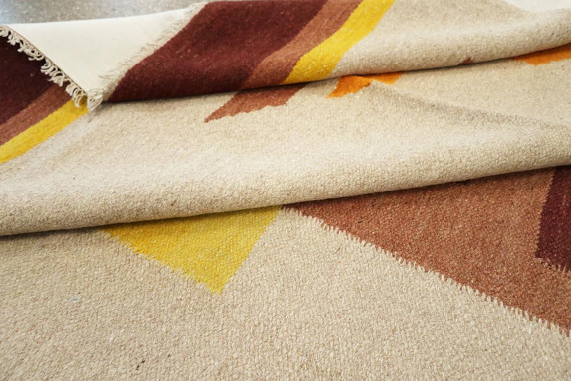 Indischer Flachgewebe Dhurrie-Teppich in Zimmergröße aus der Mitte des 20. Jahrhunderts im Angebot 1