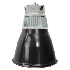 Lampade a sospensione industriali della metà del XX secolo con paralume in smalto nero