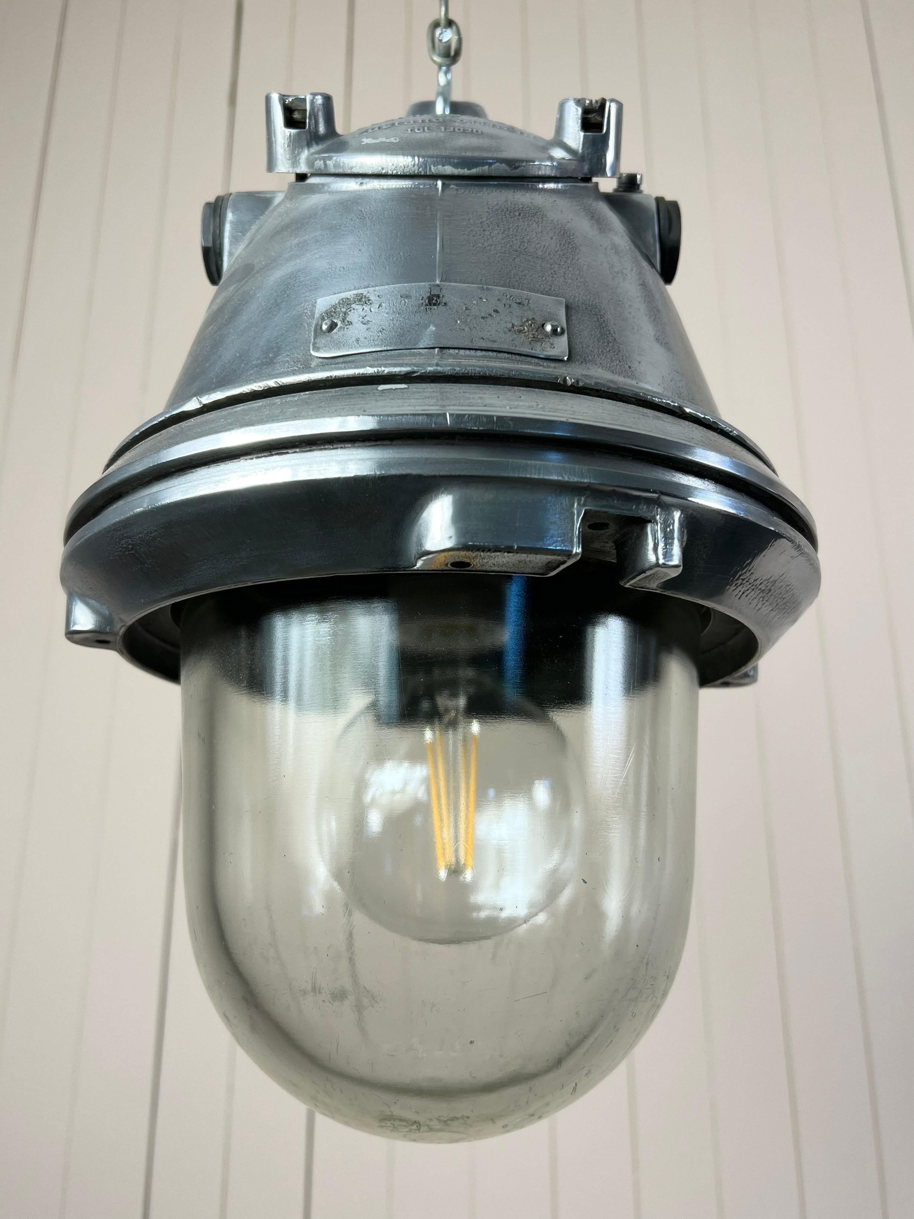 Ces lampes industrielles vintage sont en fonte d'aluminium et ont été conçues pour résister aux explosions.  Conçu pour éclairer les mines, il est évident que si les lumières s'éteignent, vous aurez de sérieux problèmes !  Le verre a une épaisseur