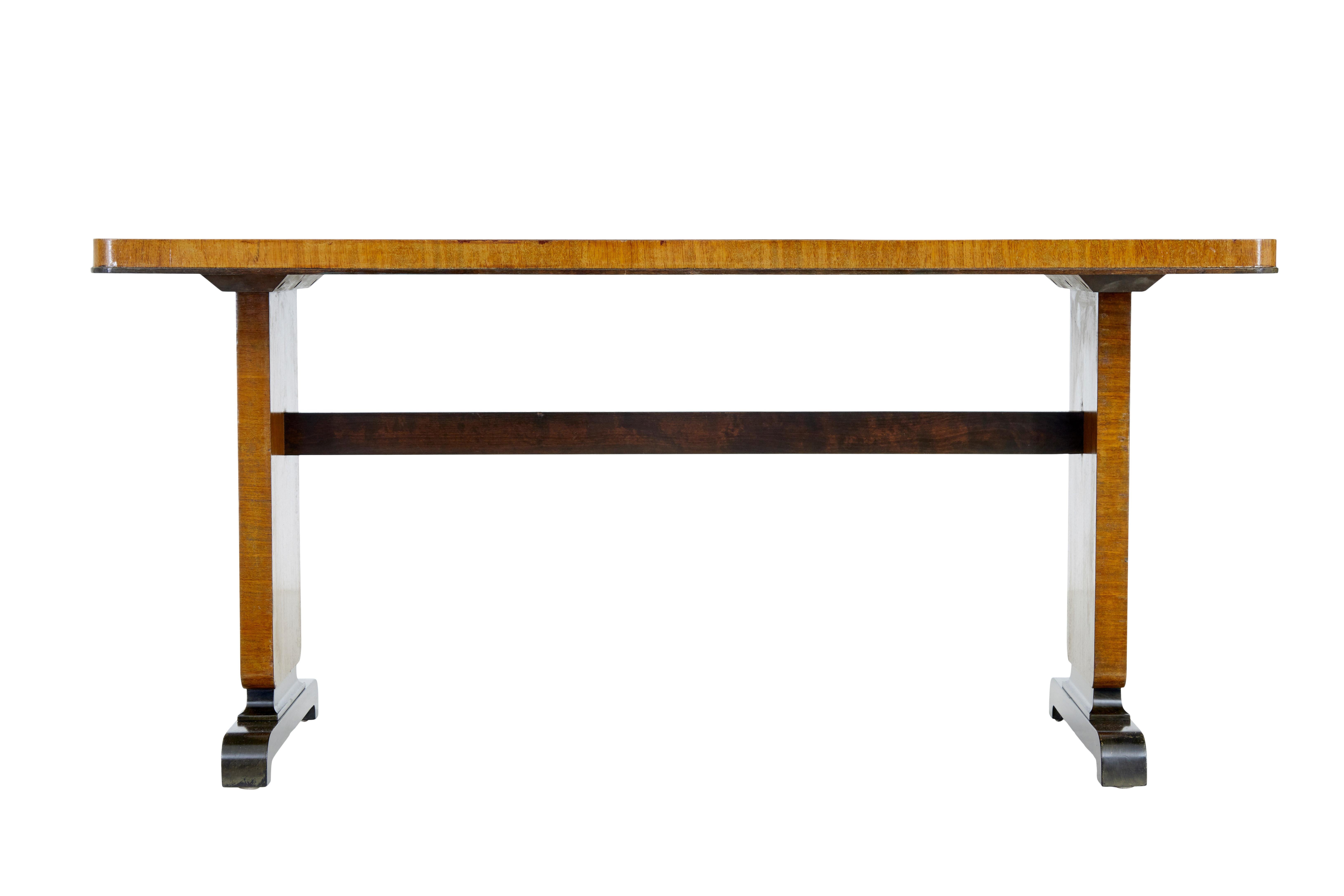 Suédois Table basse en bouleau marqueté du milieu du 20e siècle en vente