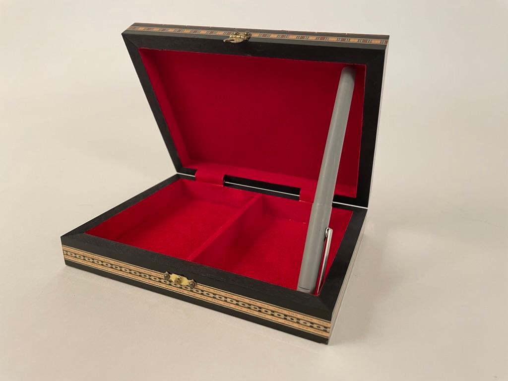 Boîte à cartes à jouer marocaine en marqueterie du milieu du 20e siècle 3