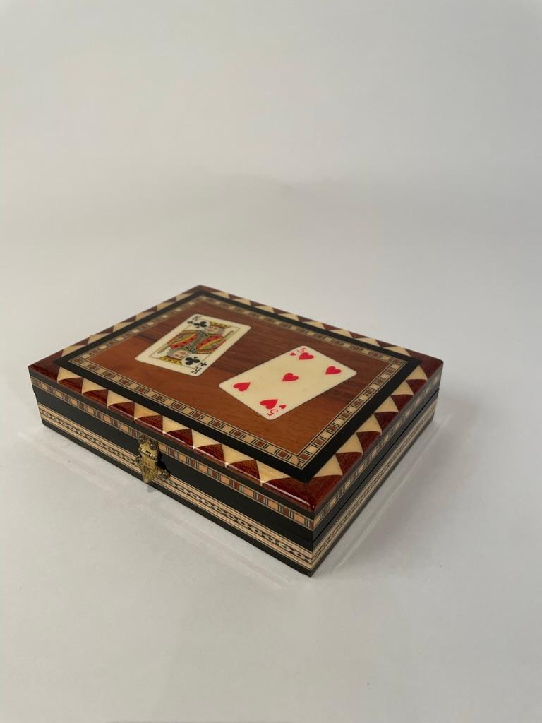 Mitte des 20. Jahrhunderts Marokkanisches Spielkartenetui mit Intarsien im Angebot 11