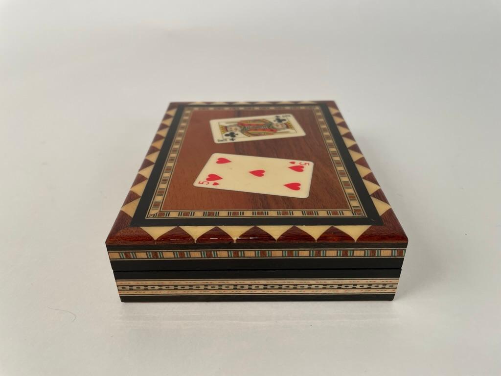 Mitte des 20. Jahrhunderts Marokkanisches Spielkartenetui mit Intarsien (Moderne der Mitte des Jahrhunderts) im Angebot