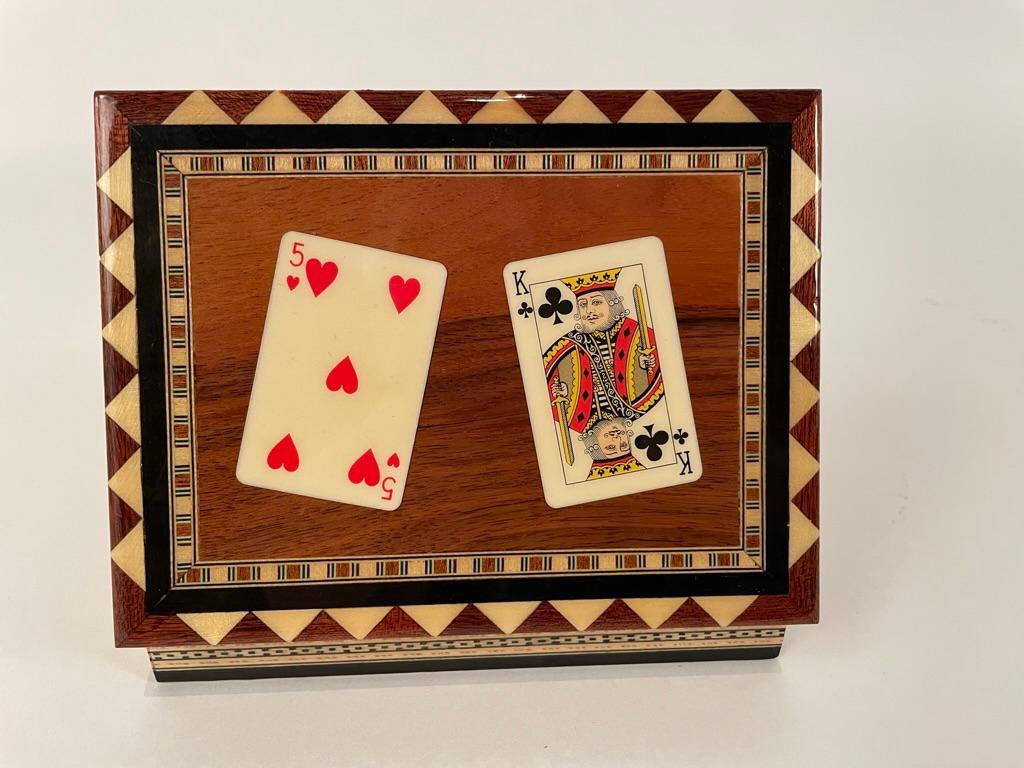 Mitte des 20. Jahrhunderts Marokkanisches Spielkartenetui mit Intarsien (Knochen) im Angebot