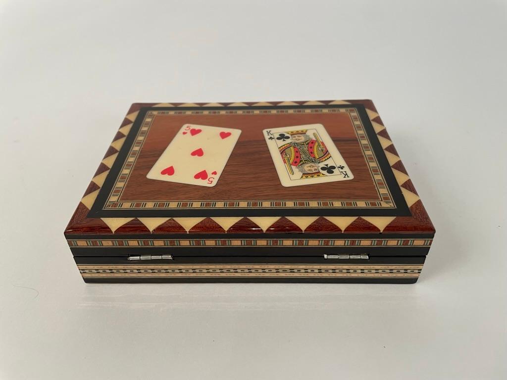 Mitte des 20. Jahrhunderts Marokkanisches Spielkartenetui mit Intarsien im Angebot 3