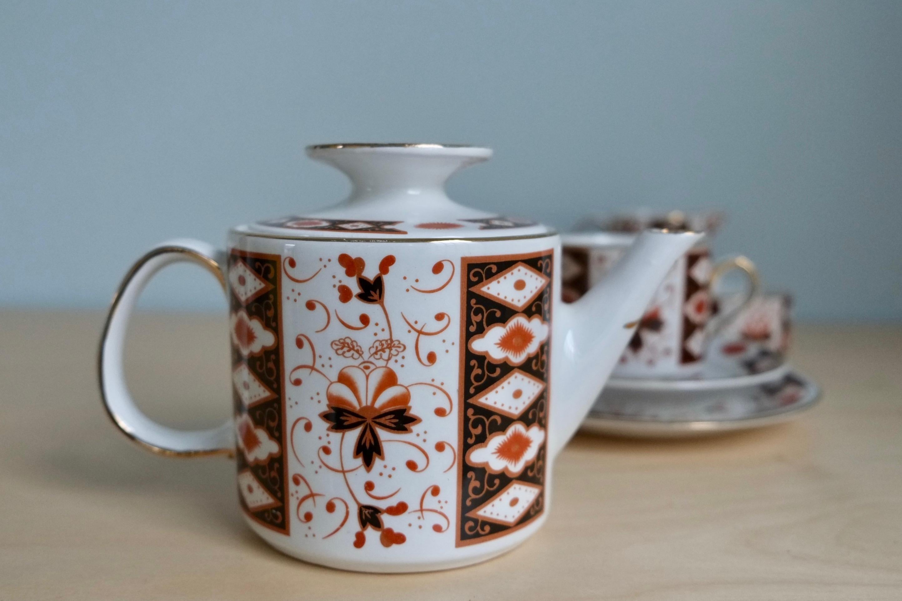 A beautiful midcentury Irish tea set by Arklow pottery.
Made in the republic of Ireland. 

This tea set has a beautiful graphic quality to the design with geometric shapes in rust and black. Finished with stunning hand painted 22 carat gold