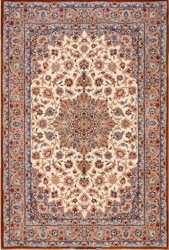 Isfahan-Teppich aus der Mitte des 20. Jahrhunderts mit Highlights aus Seide ( 3'8" x 5'5" - 112 x 165")