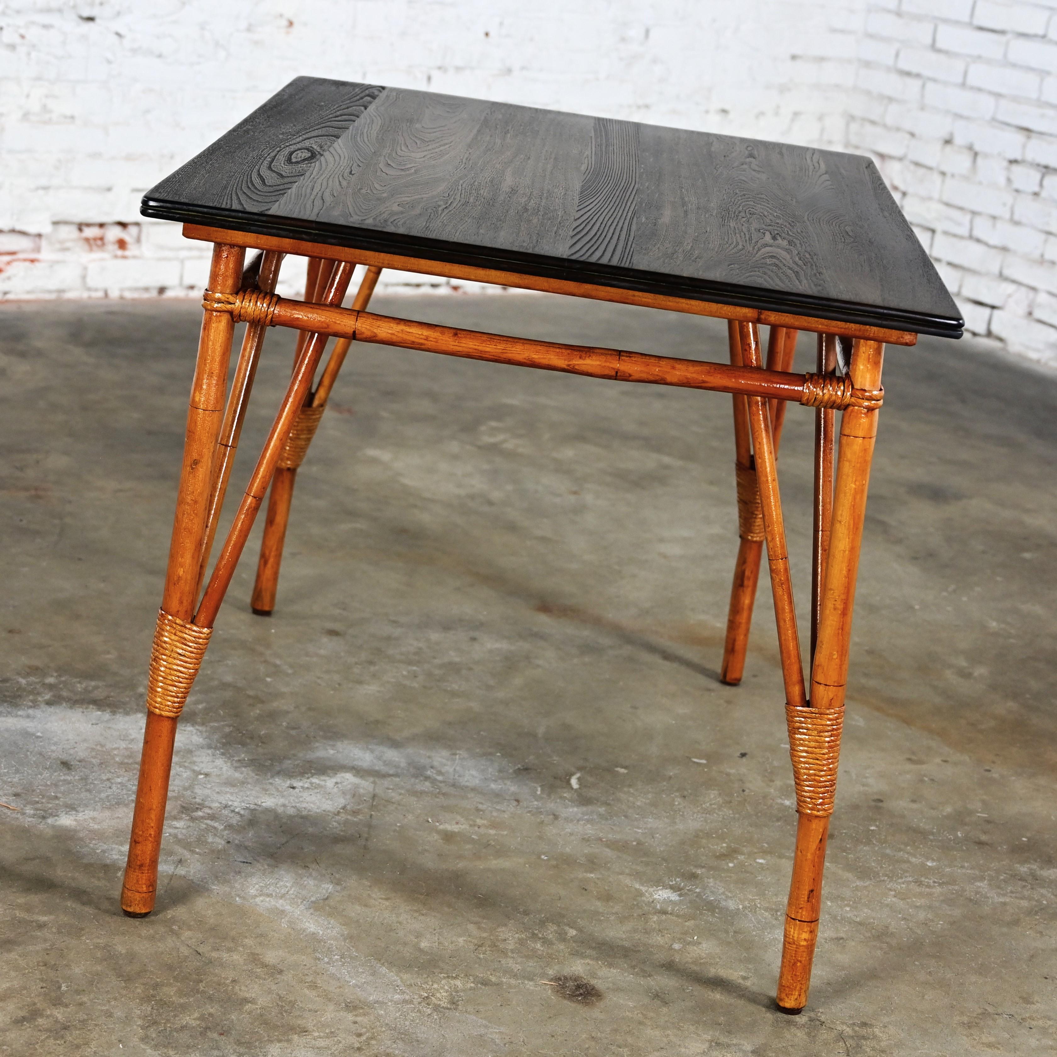 Rotin Table de salle à manger en rotin de style îlot du milieu du 20e siècle avec plateau en bois dur teinté ébène en vente