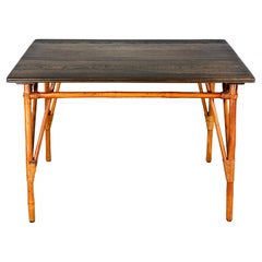 Table de salle à manger en rotin de style îlot du milieu du 20e siècle avec plateau en bois dur teinté ébène