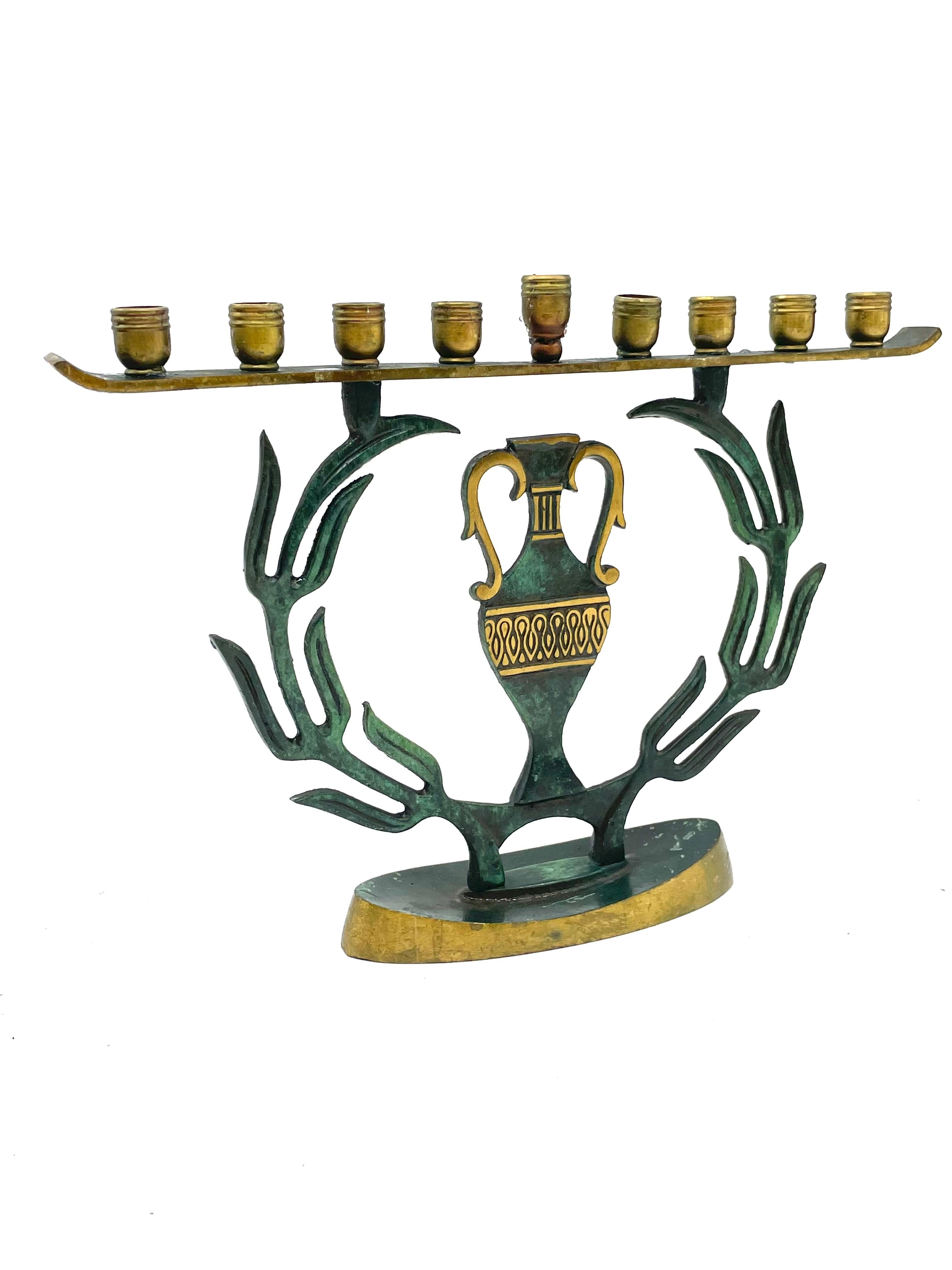 Israelische Hanukkah-Lampe aus Messing aus der Mitte des 20. Jahrhunderts im Zustand „Gut“ im Angebot in New York, NY