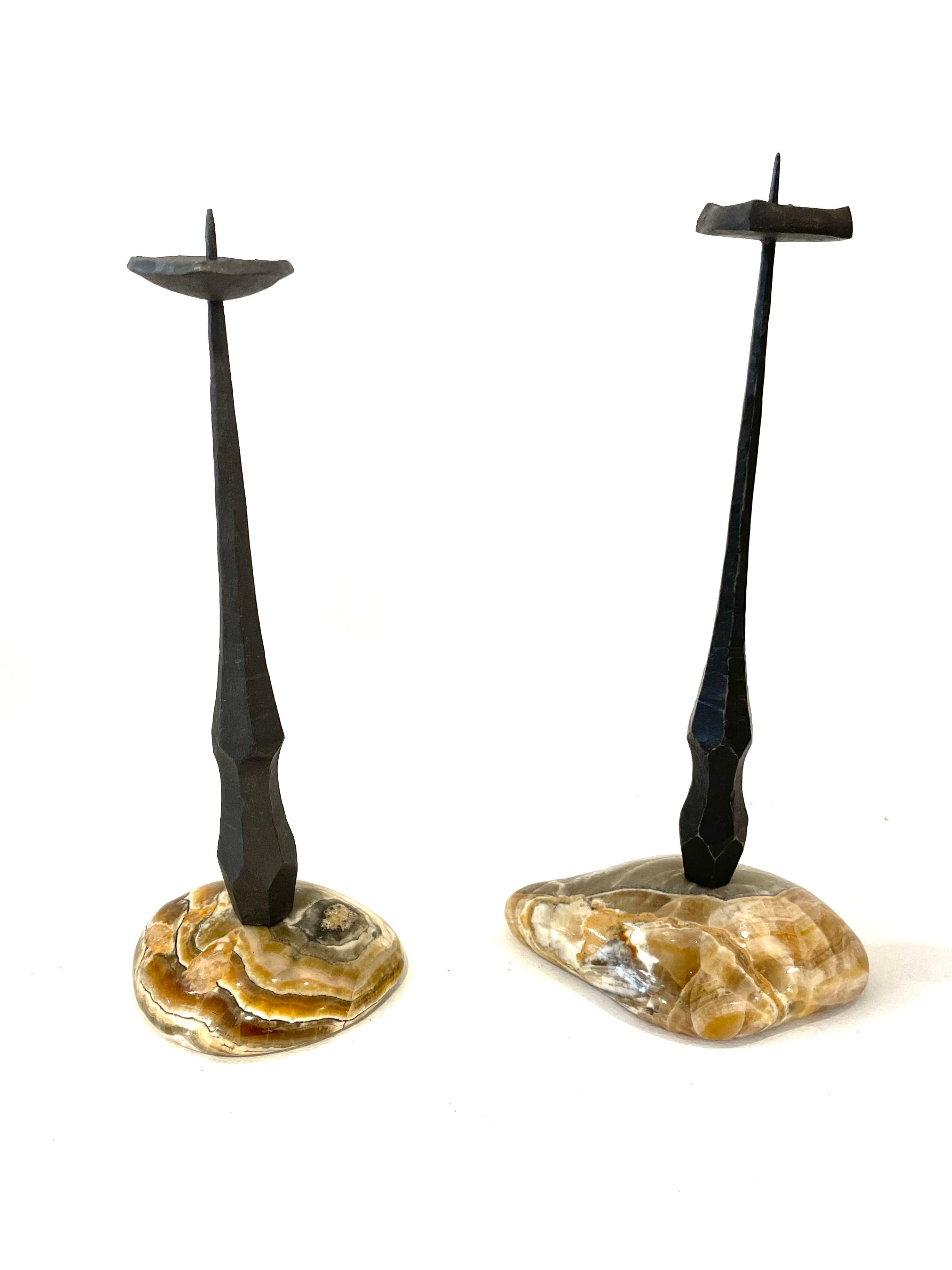 Ein Paar brutalistischer Kerzenständer des Künstlers David Palombo. Die beiden Kerzenständer sind aus Eisenstäben gefertigt und unterscheiden sich leicht voneinander, beide haben scharf spitze Enden und stehen auf schönen Marmorsockeln. 

David