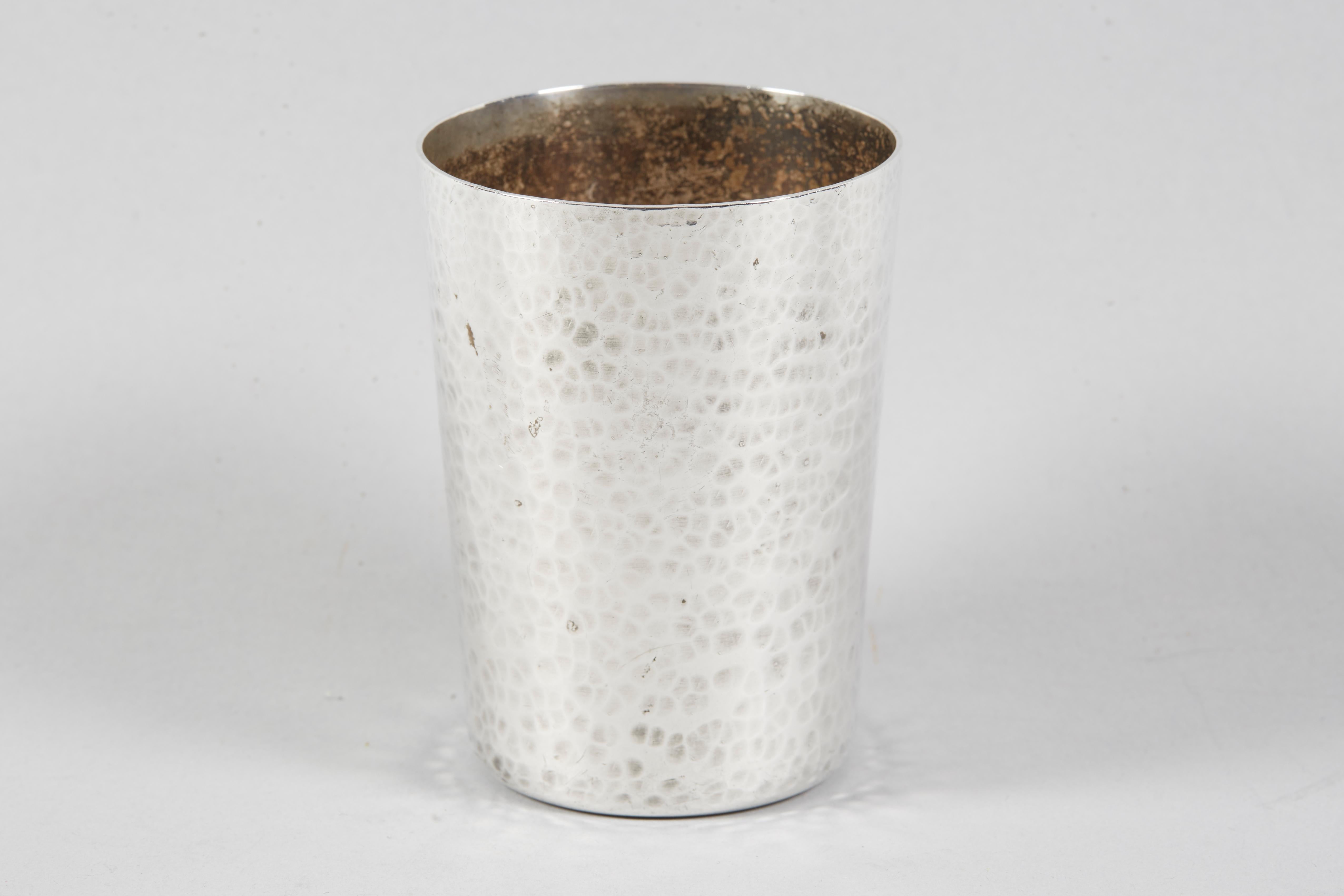 Coupe Kiddush en argent martelé à la main avec texte hébreu appliqué : 