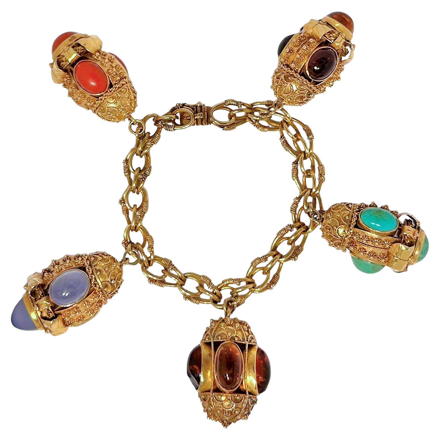Bracelet à breloques en or 18k du milieu du 20e siècle, style néo-étrusque, avec 5 breloques