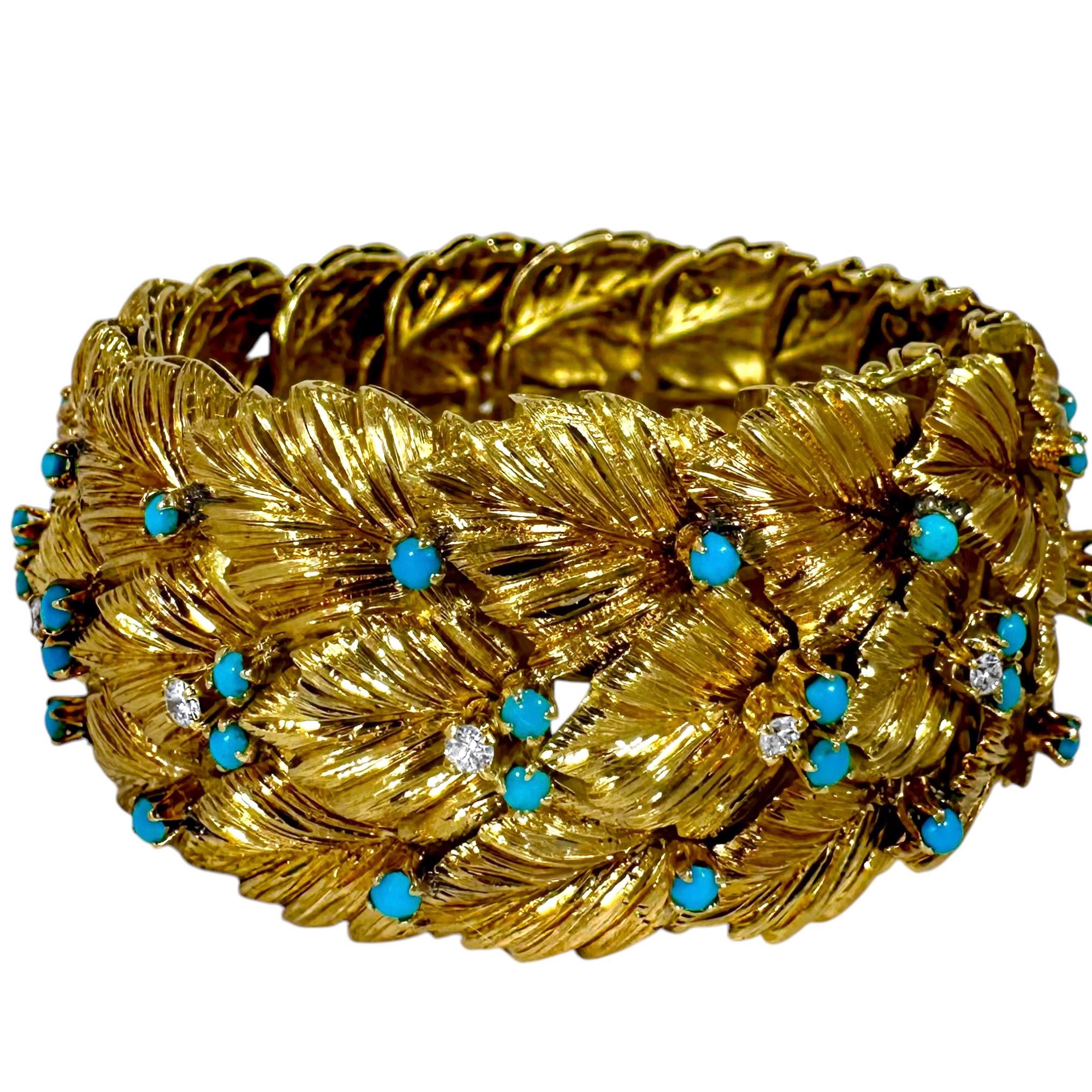 Ce luxueux bracelet italien vintage en or jaune 18 carats à motif de feuillage est composé de quinze maillons de 1 1/8 pouces de large gravés à la main et sertis de diamants et de turquoise. L'excellente construction s'allie à un design élégant pour