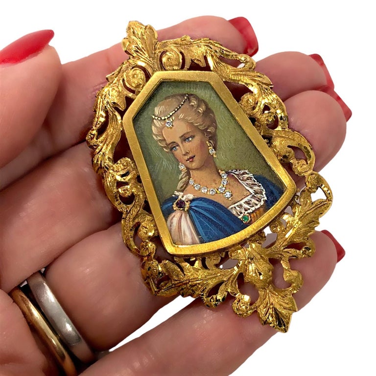 Women's Mid-20th Century Italian 18K Gold Portrait Brooch Pendant For Sale