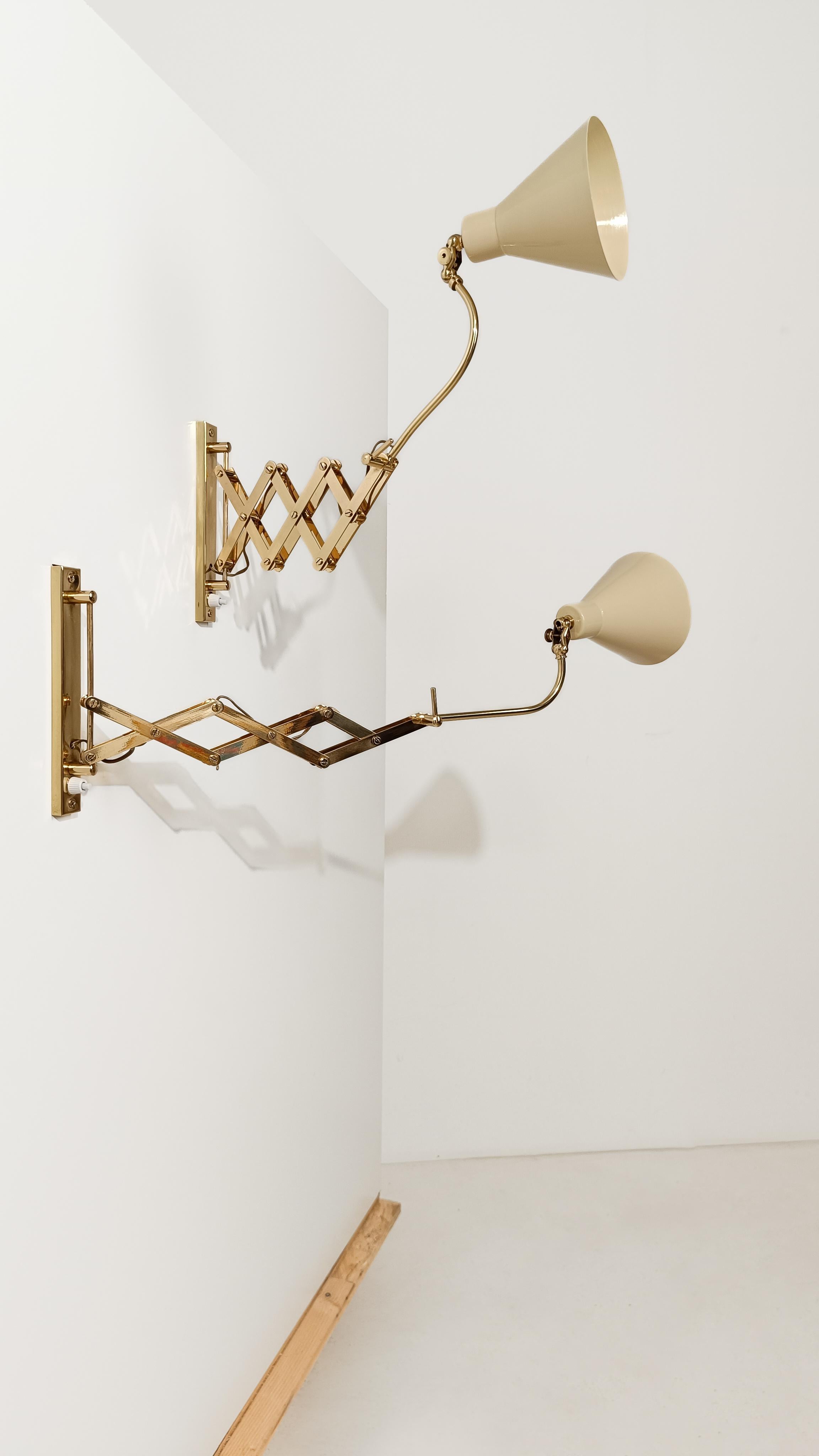 Mid 20th Century Italian Adjustable Wall Lights in Brass & Creamy White Metal For Sale 6