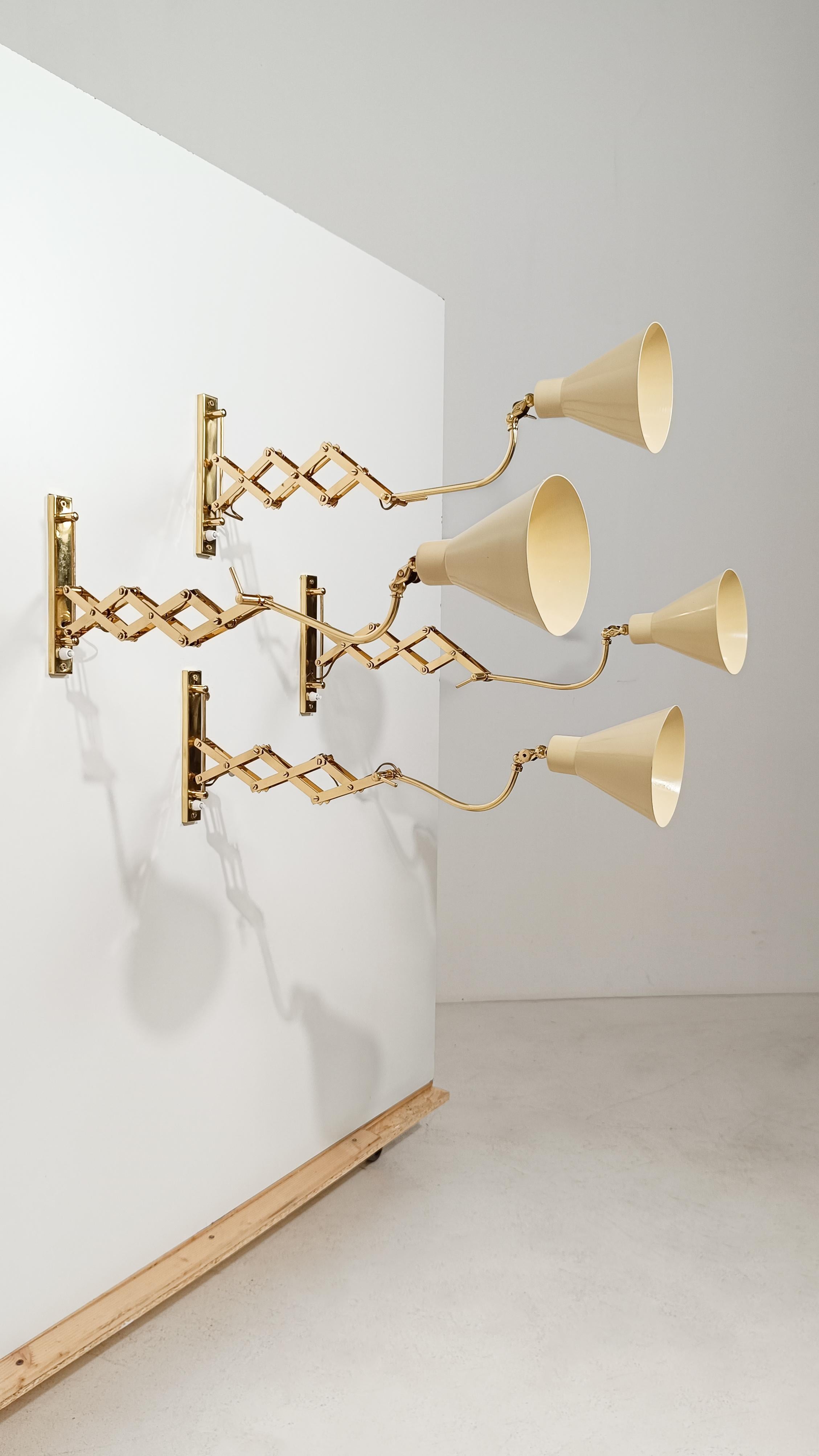 Mid 20th Century Italian Adjustable Wall Lights in Brass & Creamy White Metal In Good Condition For Sale In Roma, IT