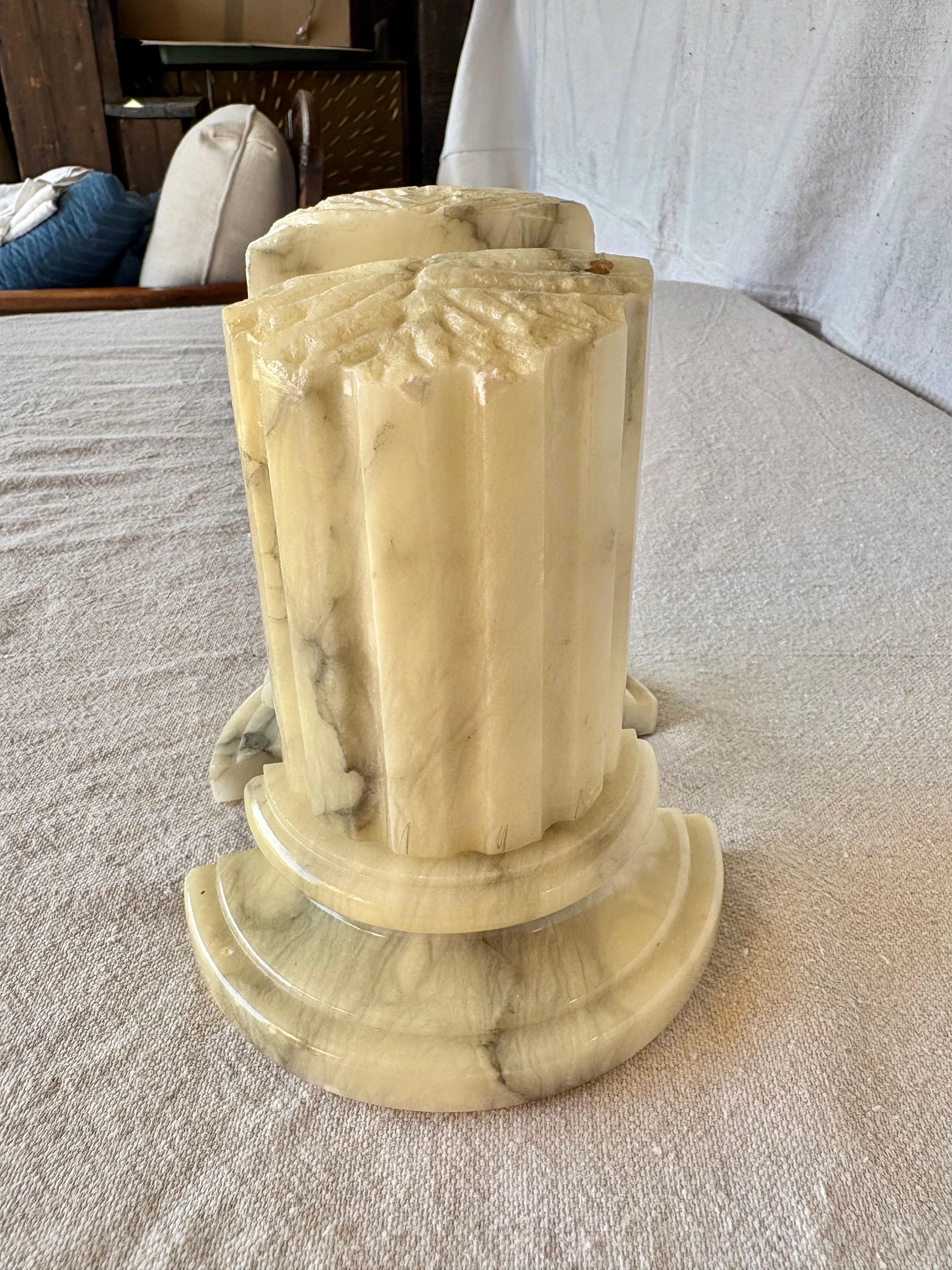Mitte des 20. Jahrhunderts Italienische Alabaster Säule Buchstützen (Handgeschnitzt) im Angebot