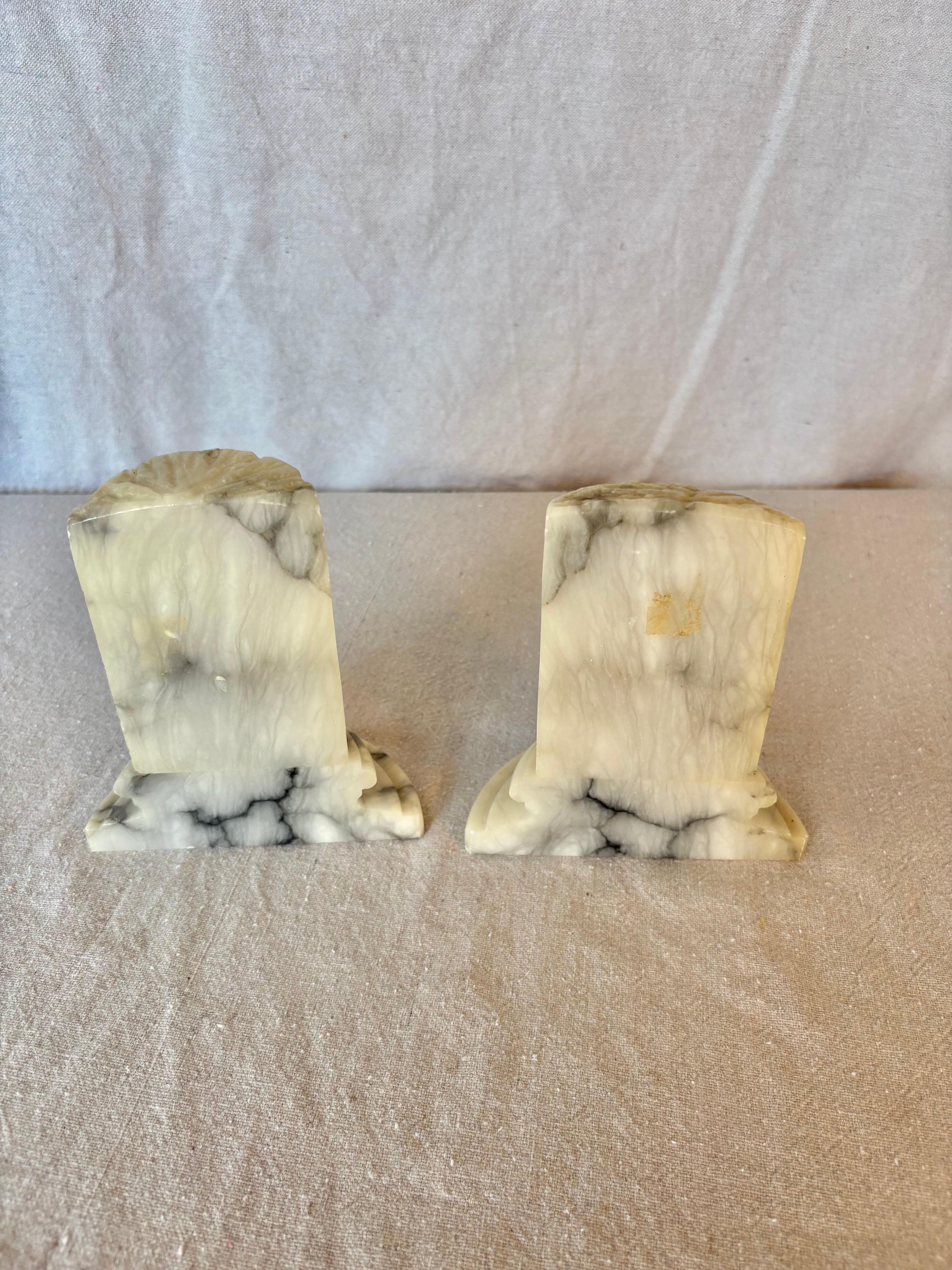 Mitte des 20. Jahrhunderts Italienische Alabaster Säule Buchstützen im Angebot 1