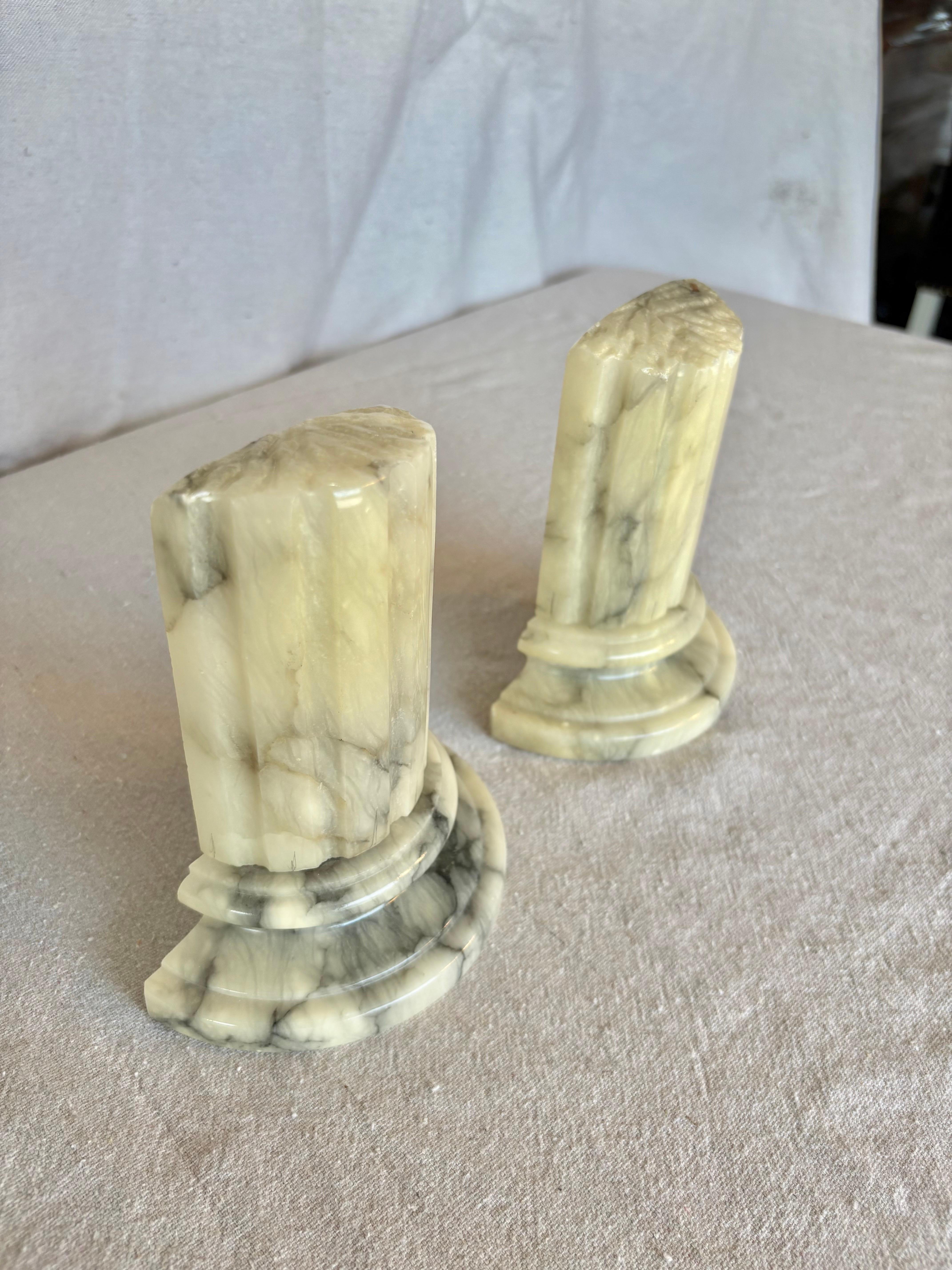 Mitte des 20. Jahrhunderts Italienische Alabaster Säule Buchstützen im Angebot 3