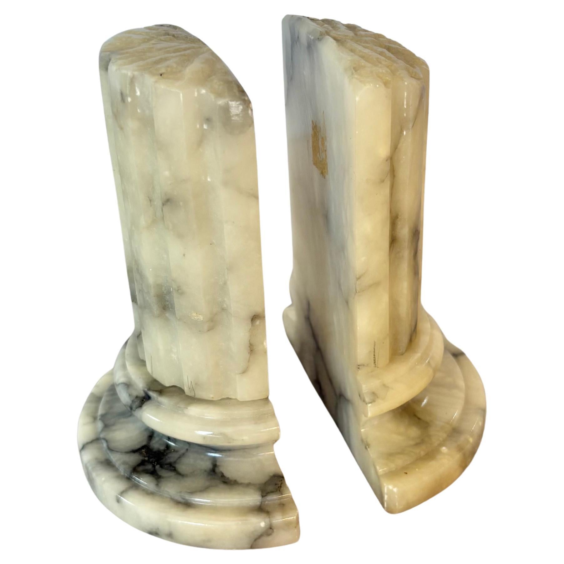 Mitte des 20. Jahrhunderts Italienische Alabaster Säule Buchstützen im Angebot