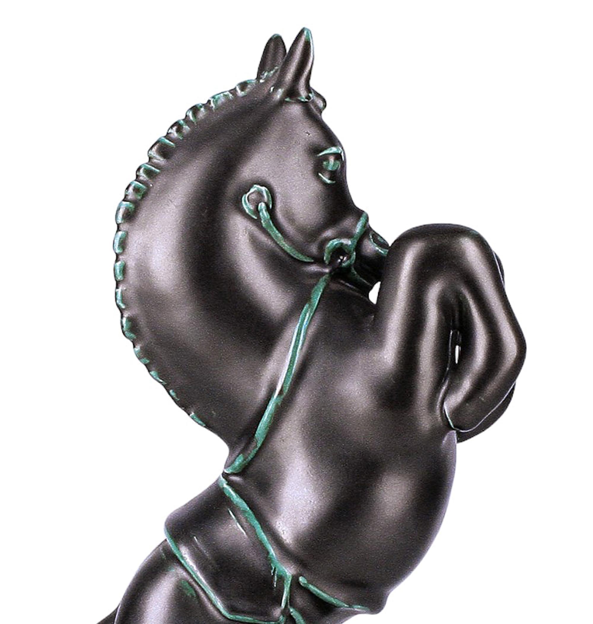 Mitte des 20. Jahrhunderts Italienische Aufzuchtpferd-Skulptur aus schwarzer Keramik von Ugo Zaccagnini (Farbe) im Angebot