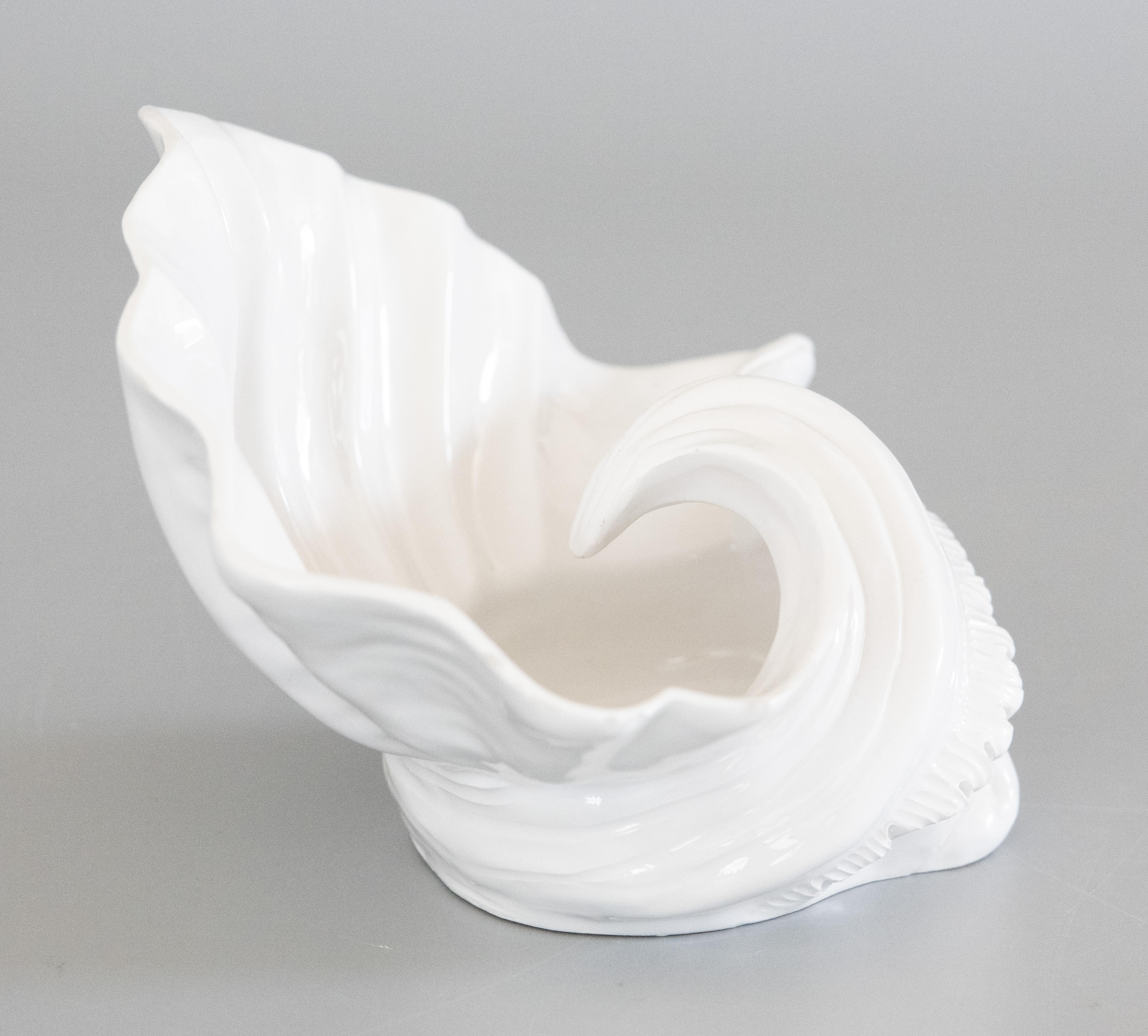 Eine schöne italienische Schale oder Schüssel aus weißer Keramik mit Muscheln. Auf der Rückseite mit 