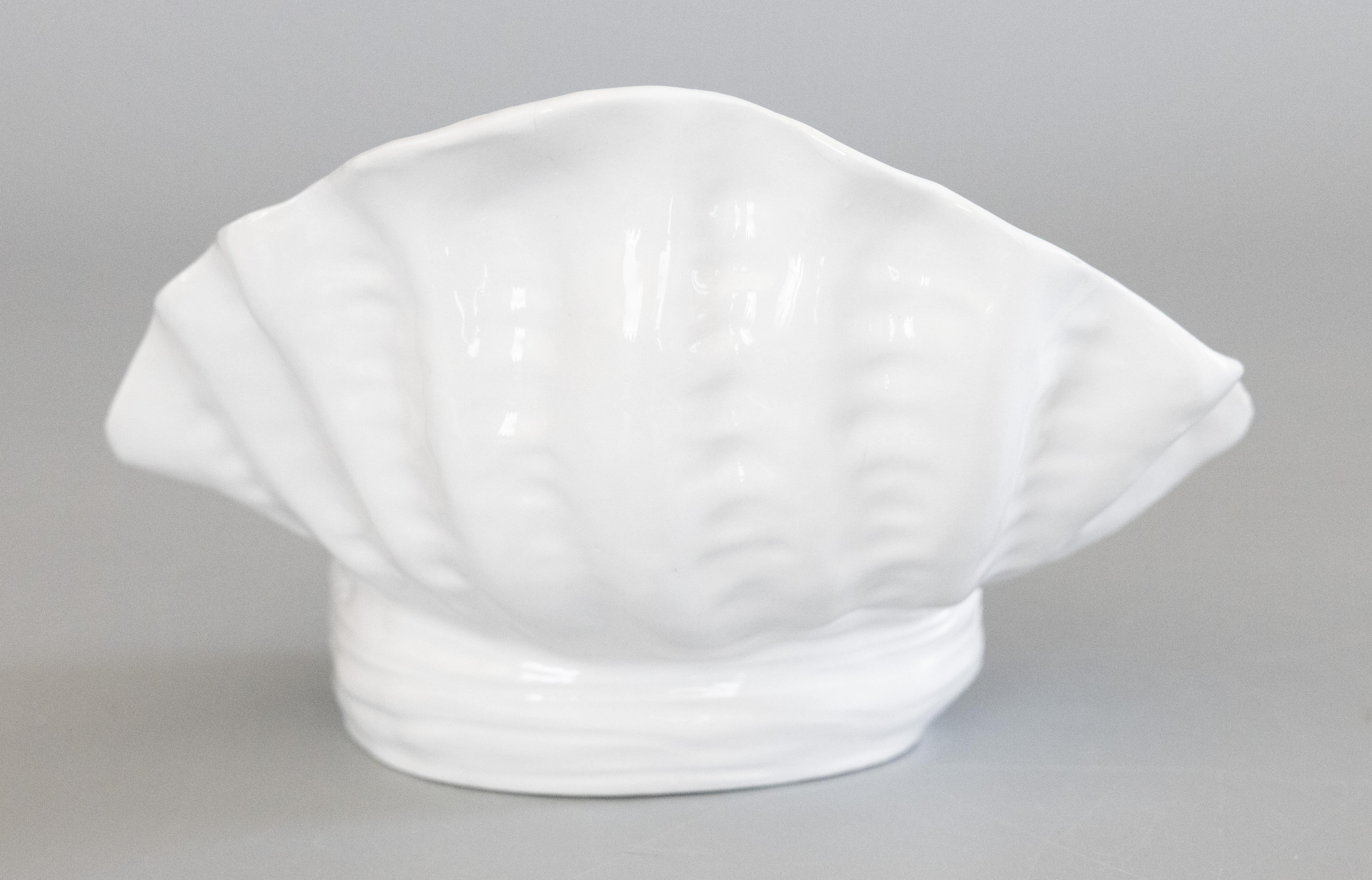 Mid-20th Century Italian Blanc De Chine Ceramic White Seashell Dish In Good Condition For Sale In Pearland, TX