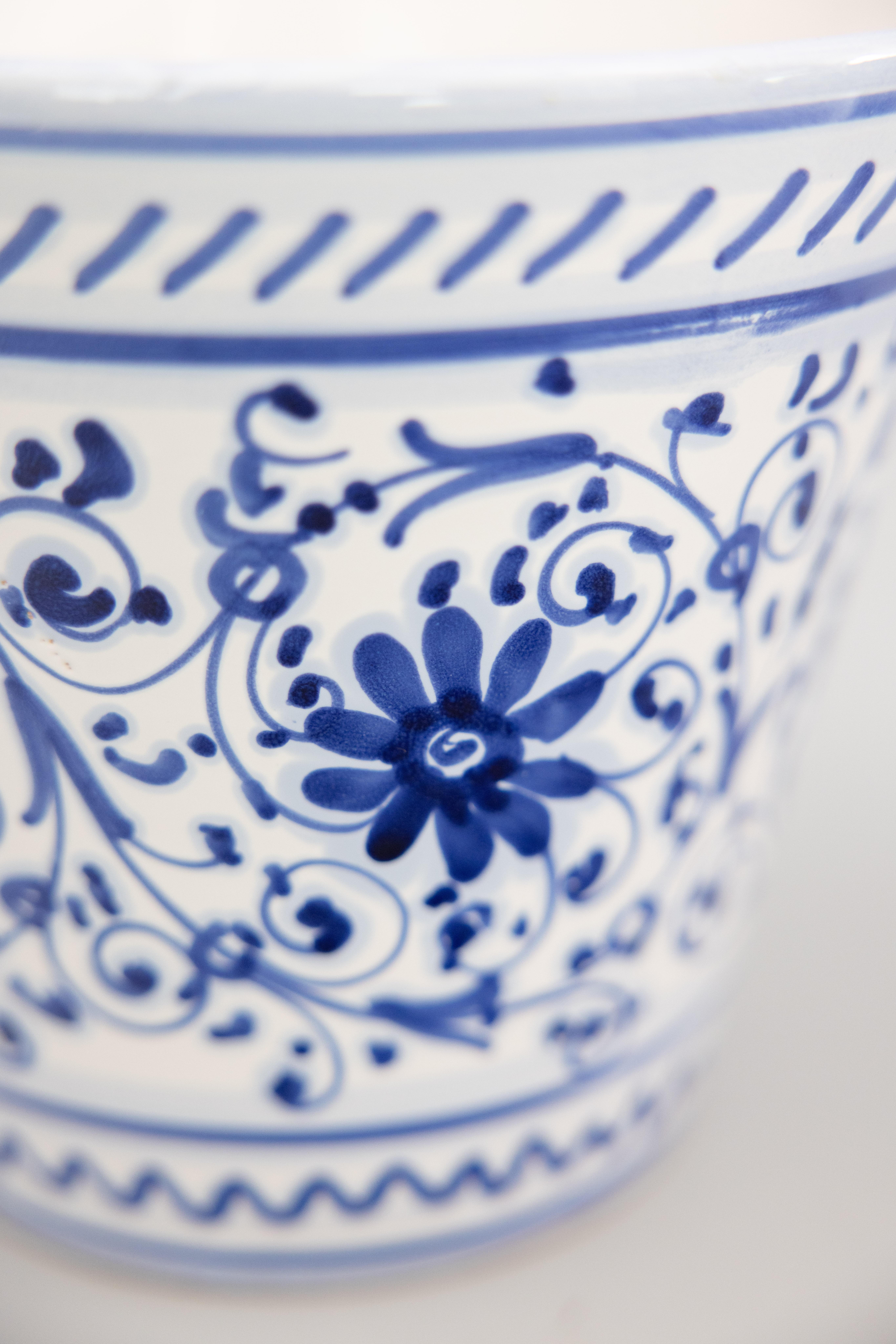 Mid-20th Century Italian Blue & White Floral Ceramic Planter Jardiniere Cachepot In Good Condition For Sale In Pearland, TX