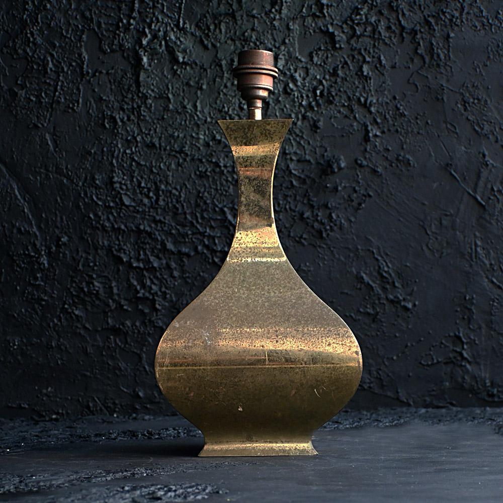 Lampe italienne en laiton du milieu du 20e siècle

Le design doit être élégant lorsqu'il s'agit de luminaires italiens du milieu du XXe siècle. Et cet exemple bien formulé répond parfaitement à cette exigence. Exemple de courbe à trois côtés aux
