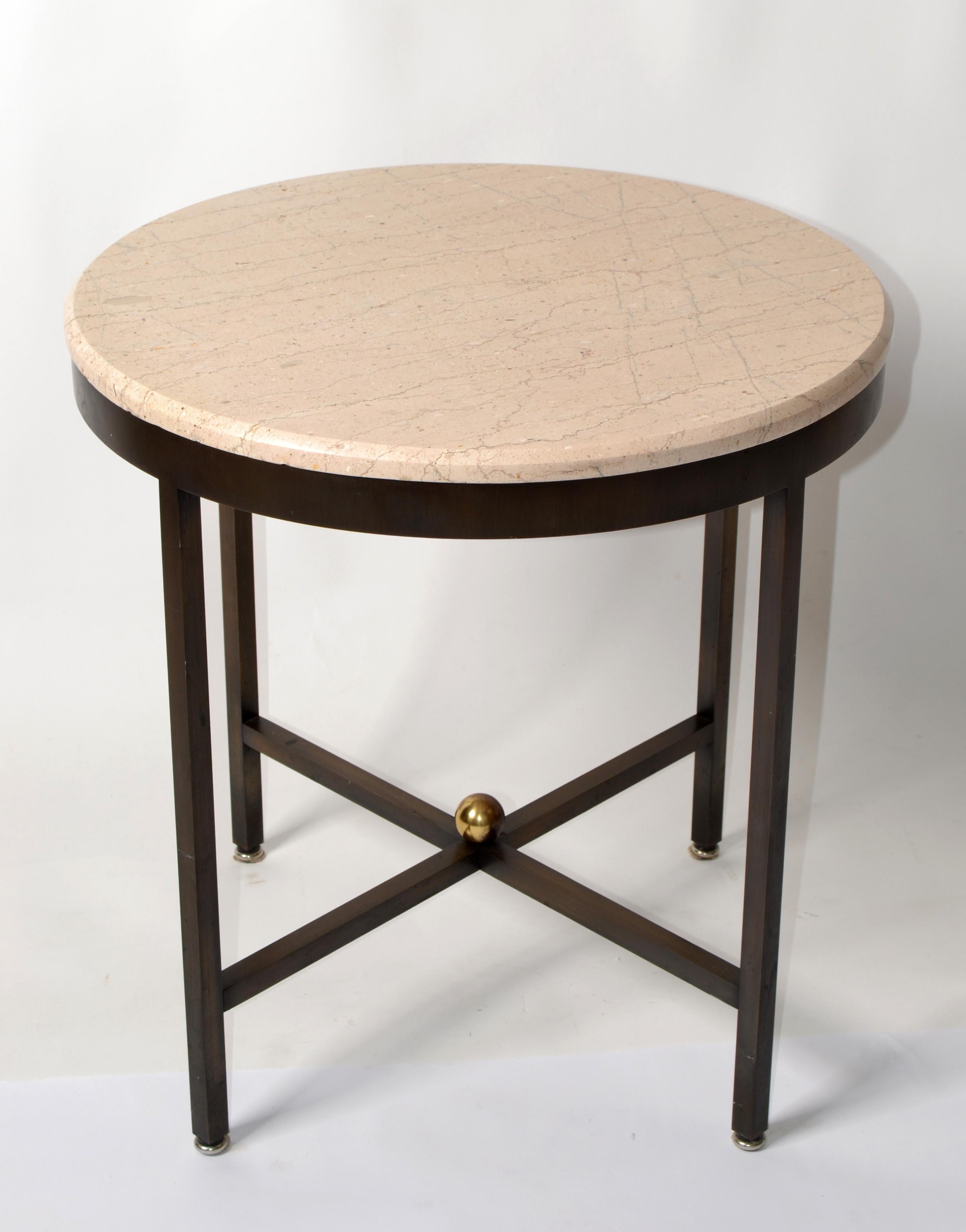 Mid-Century Modern Table d'appoint italienne du milieu du 20e siècle en bronze, laiton, biseautée et ronde, avec plateau en pierre de Tan  en vente