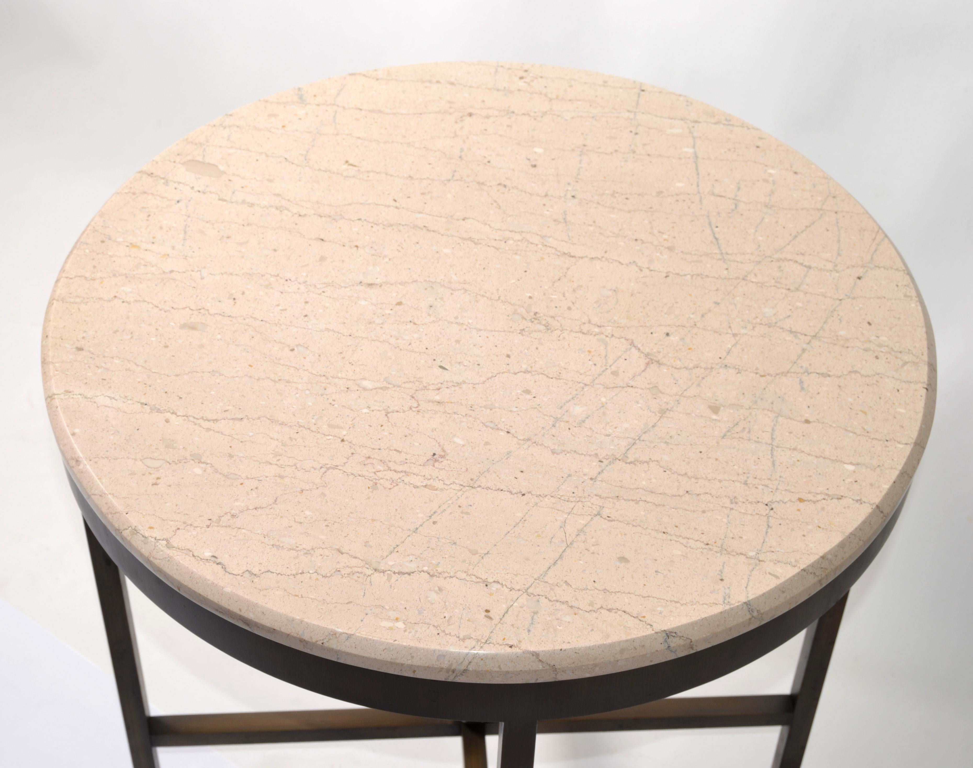 Laiton Table d'appoint italienne du milieu du 20e siècle en bronze, laiton, biseautée et ronde, avec plateau en pierre de Tan  en vente