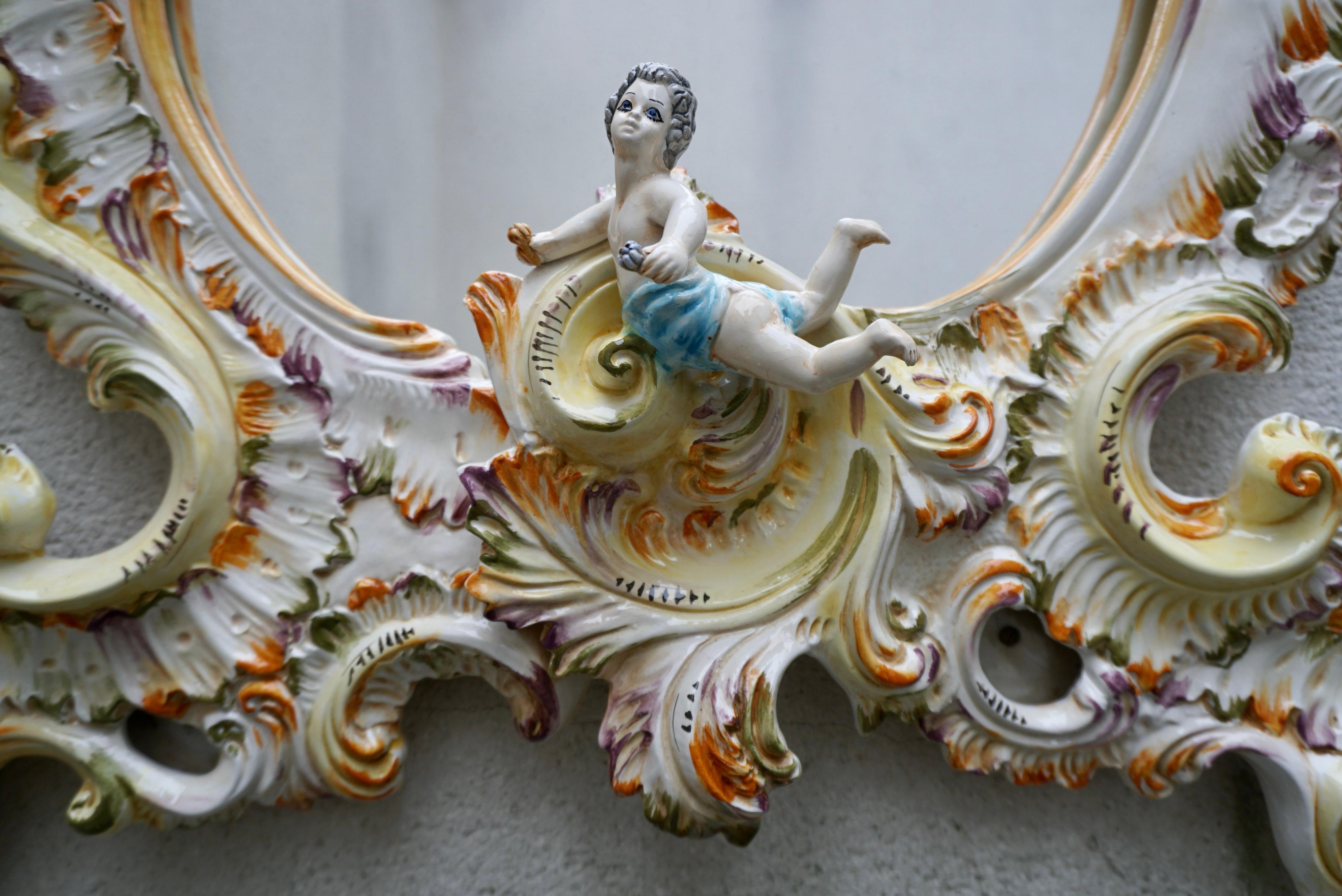 Miroir italien du milieu du 20e siècle en porcelaine de Capodimonte avec fleurs et chérubins 7