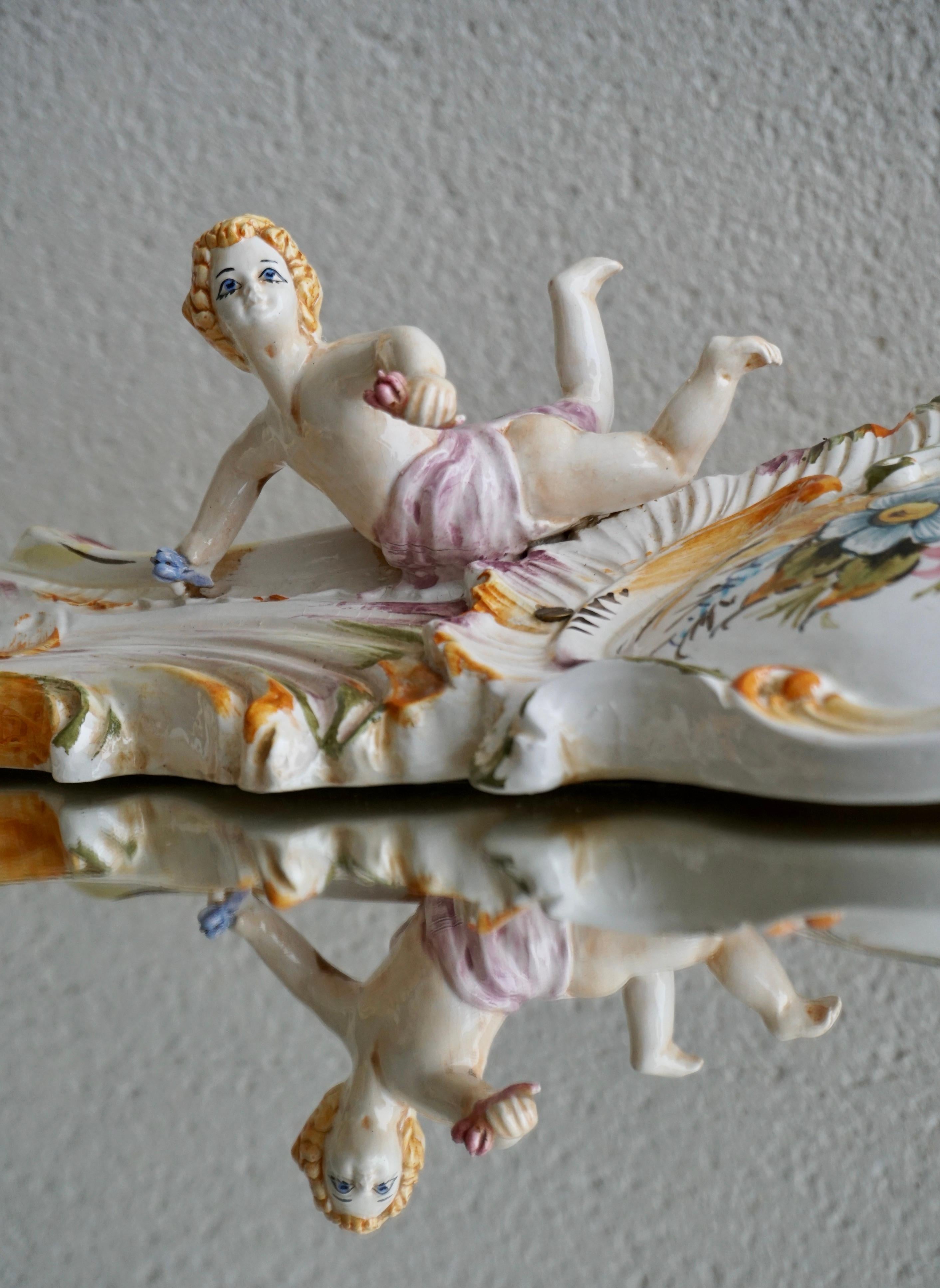 Miroir italien du milieu du 20e siècle en porcelaine de Capodimonte avec fleurs et chérubins 9