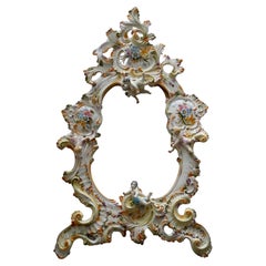 Miroir italien du milieu du 20e siècle en porcelaine de Capodimonte avec fleurs et chérubins