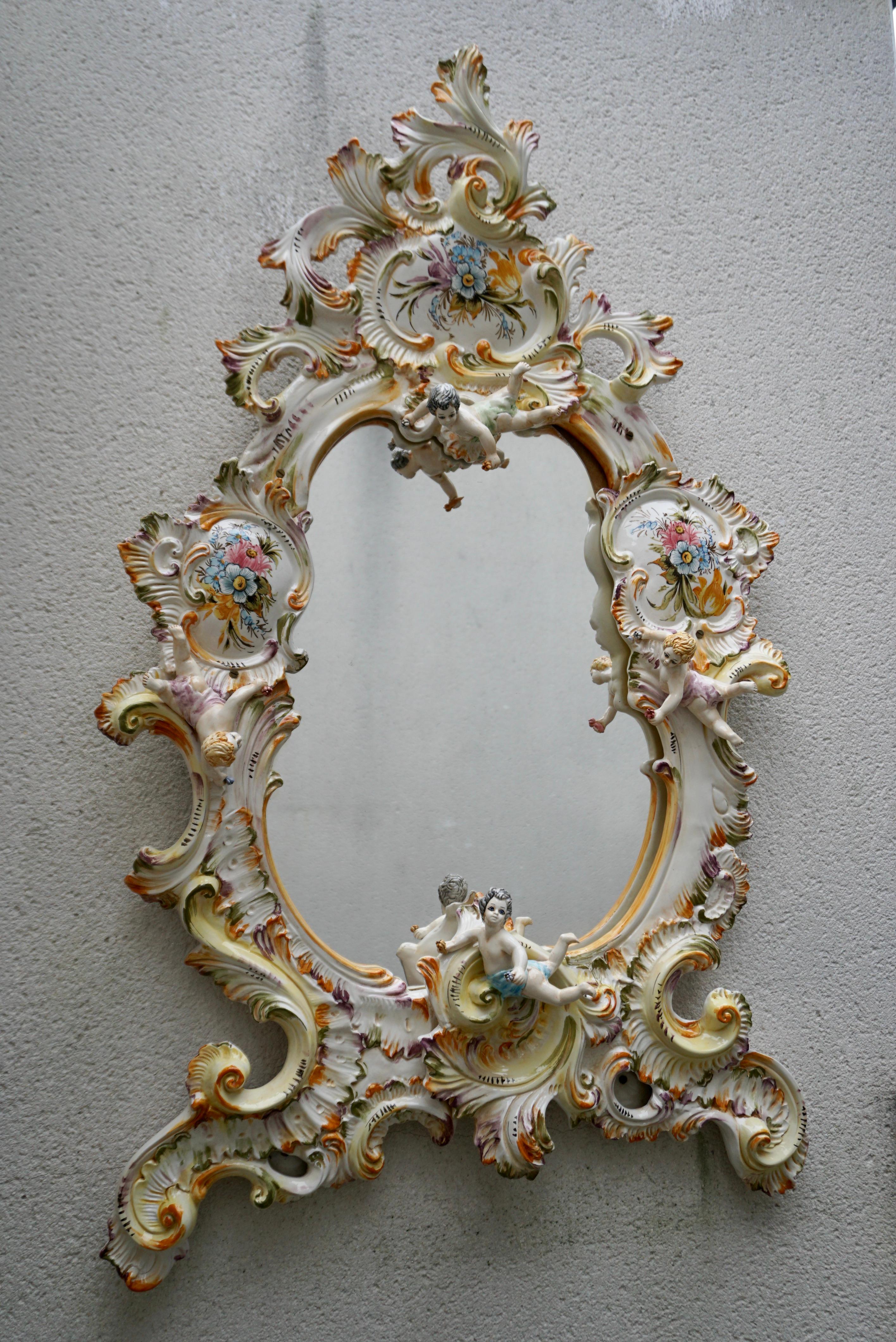 Miroir italien du milieu du 20e siècle en porcelaine de Capodimonte avec fleurs et chérubins Bon état à Antwerp, BE