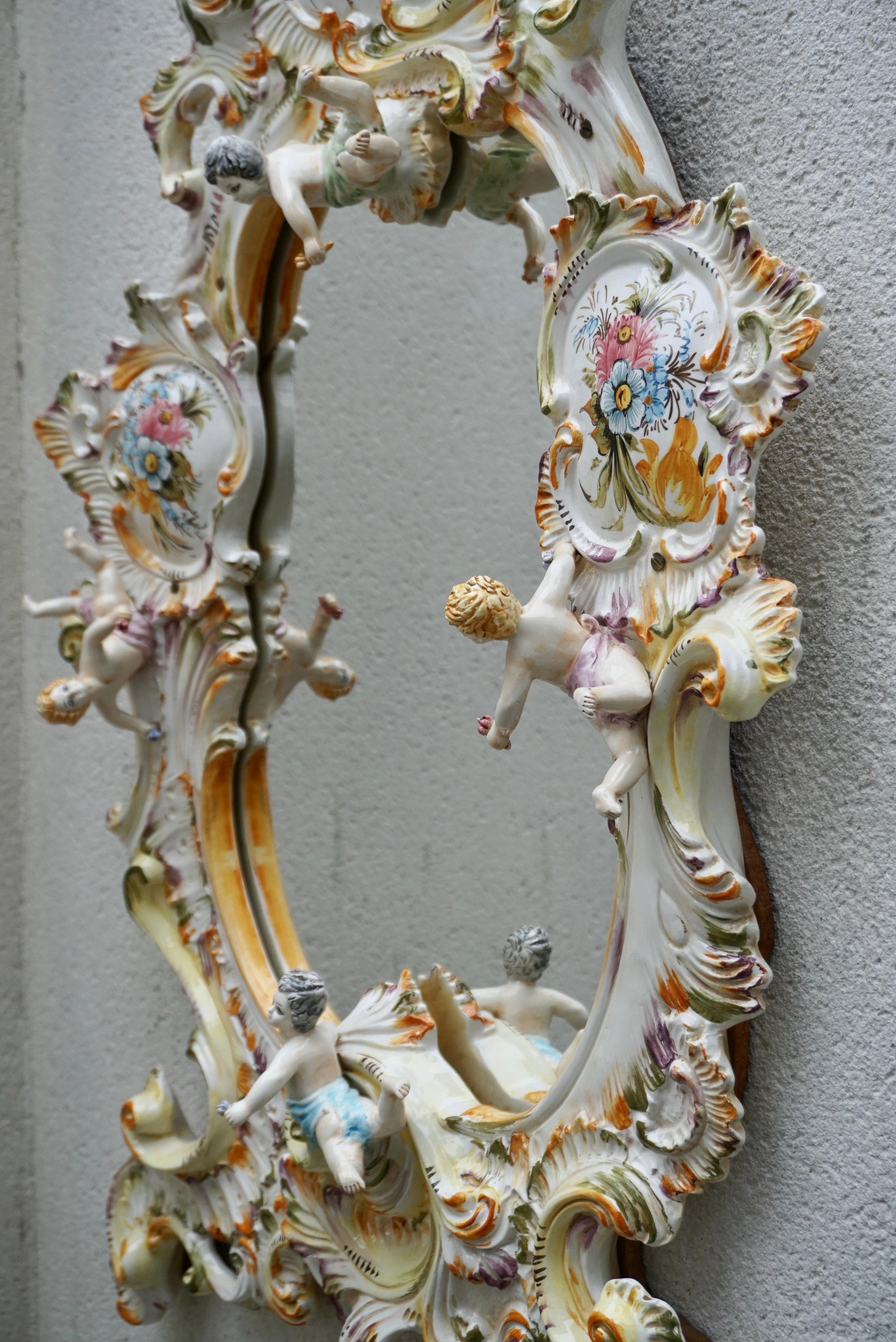 Miroir italien du milieu du 20e siècle en porcelaine de Capodimonte avec fleurs et chérubins 1