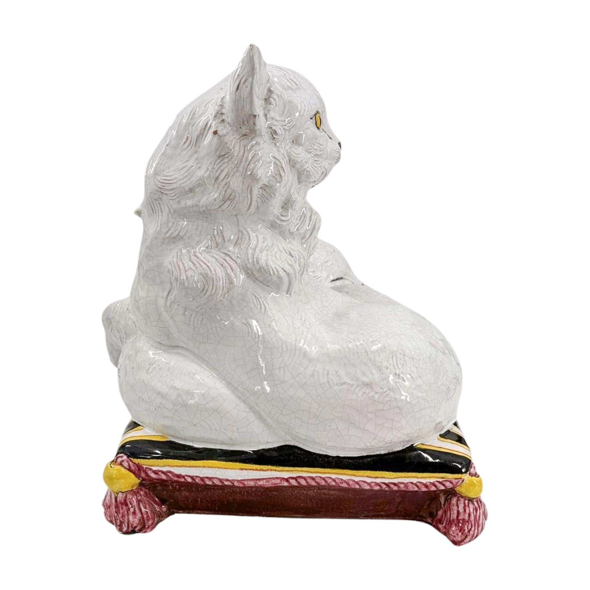 Smaltato Gatti su cuscino in ceramica Ceccarelli della metà del XX secolo in vendita