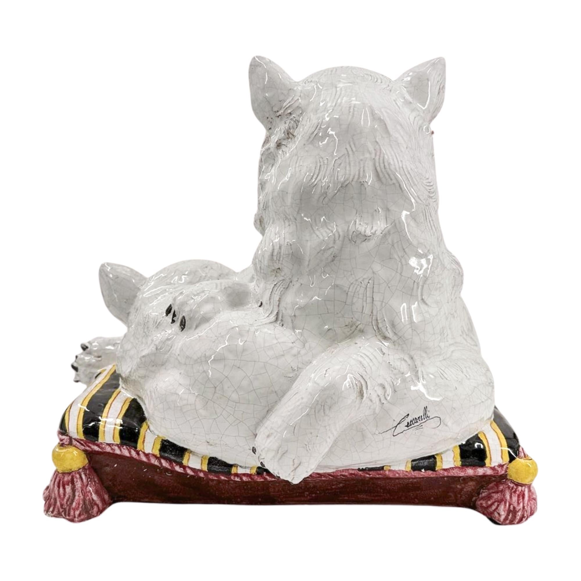 Terracotta Gatti su cuscino in ceramica Ceccarelli della metà del XX secolo in vendita