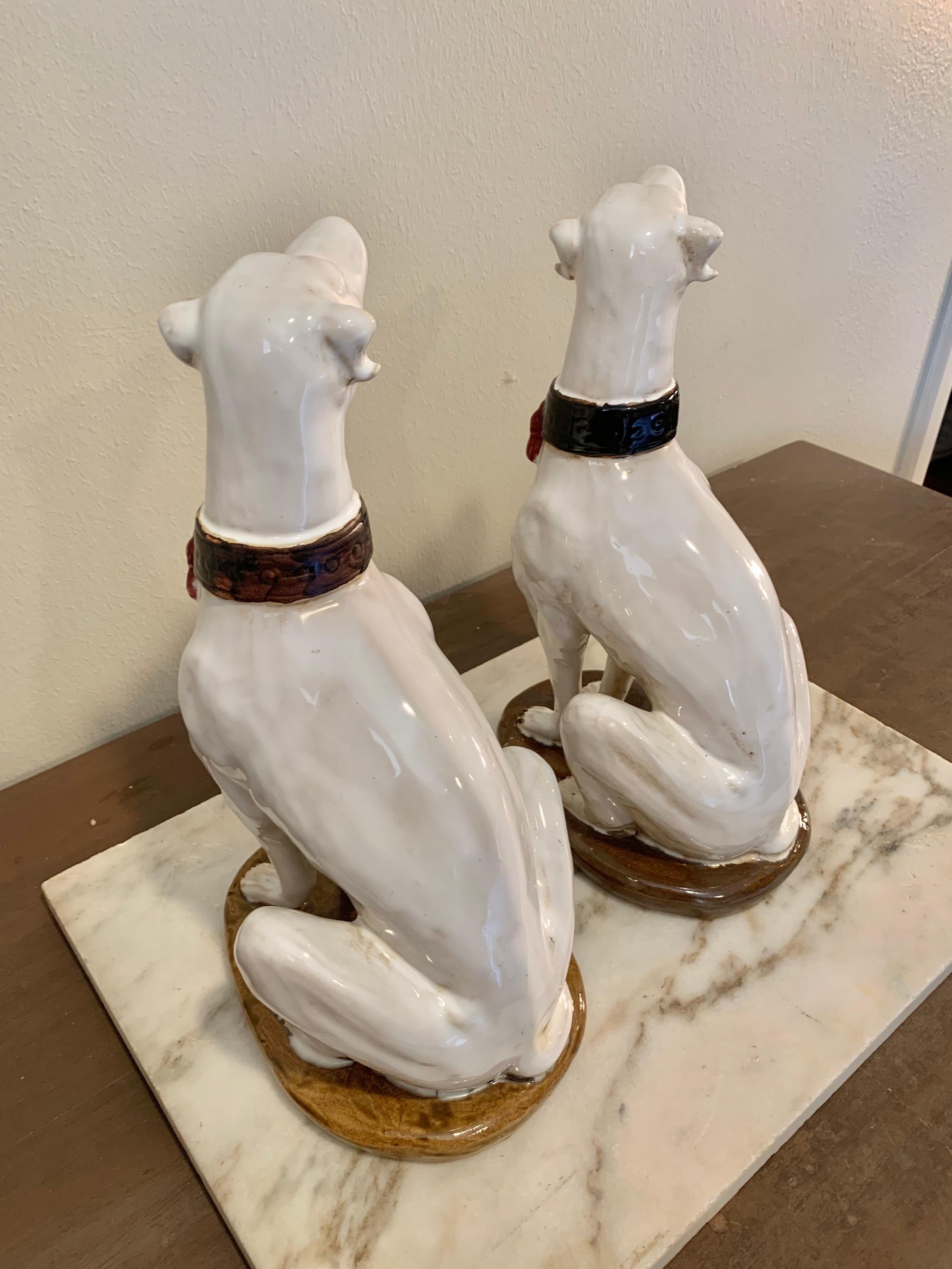 Paire de sculptures italiennes du milieu du 20e siècle en céramique représentant des whippets Bon état - En vente à Burton, TX