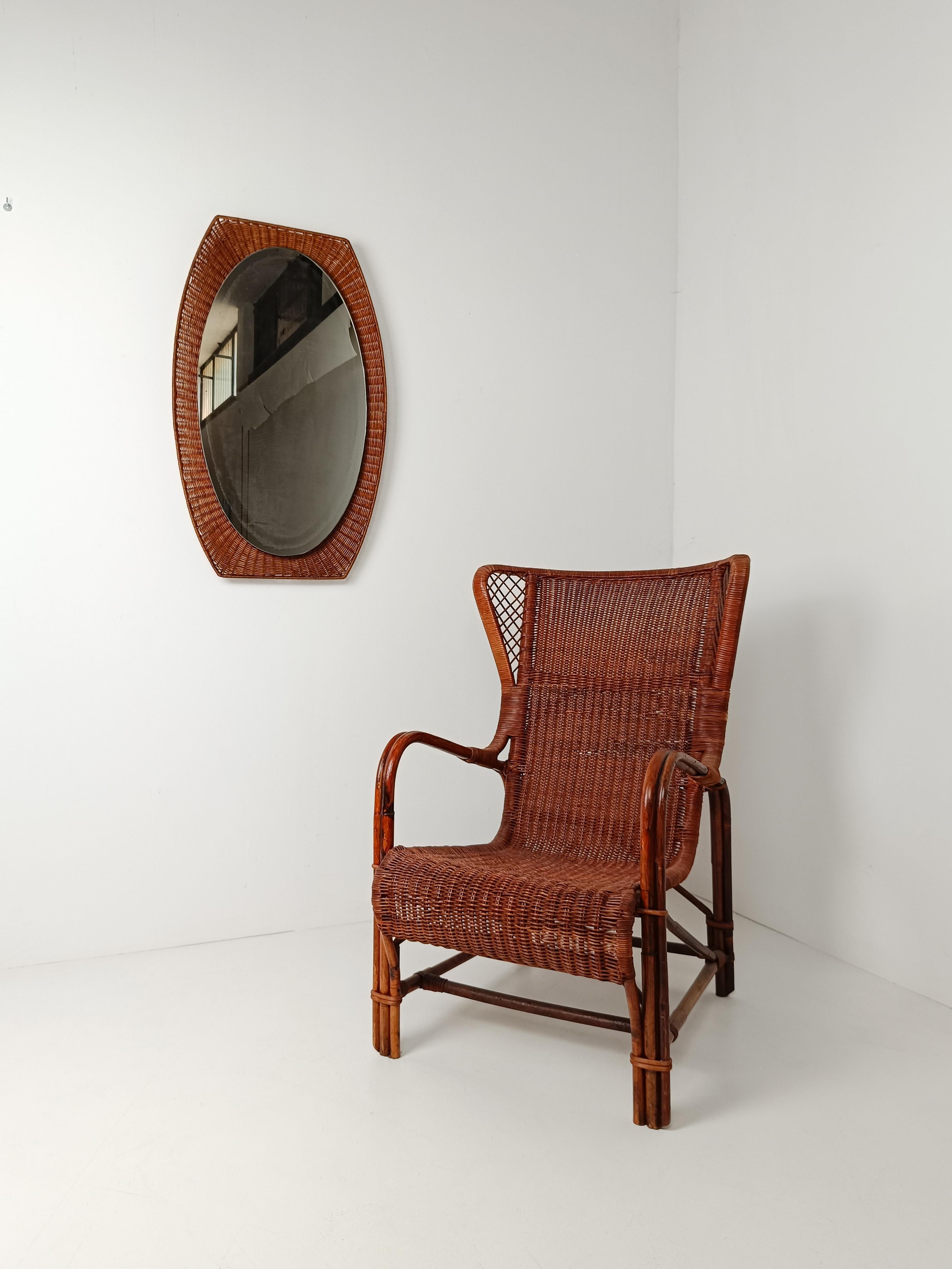 Uno splendido specchio dalla forma insolita, con la sua cornice concava creata da una fitta trama di vimini intrecciati, è il risultato delle abili mani di artigiani italiani.
Risalente alla fine degli anni '50 e '60, è uno specchio vintage di buone