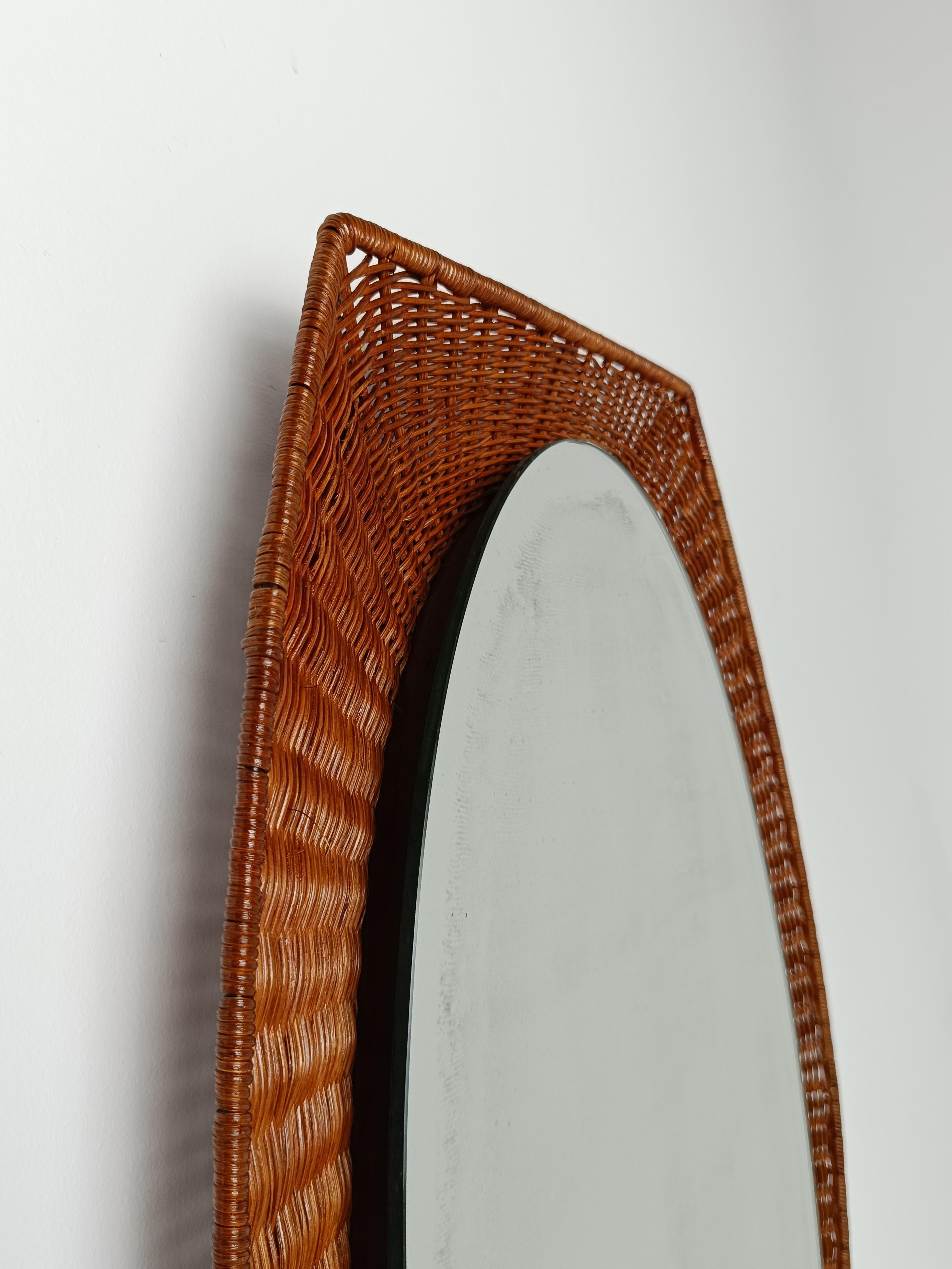 Mid-Century moderno Specchio concavo italiano della metà del XX secolo in vimini e metallo nero, anni '60 in vendita